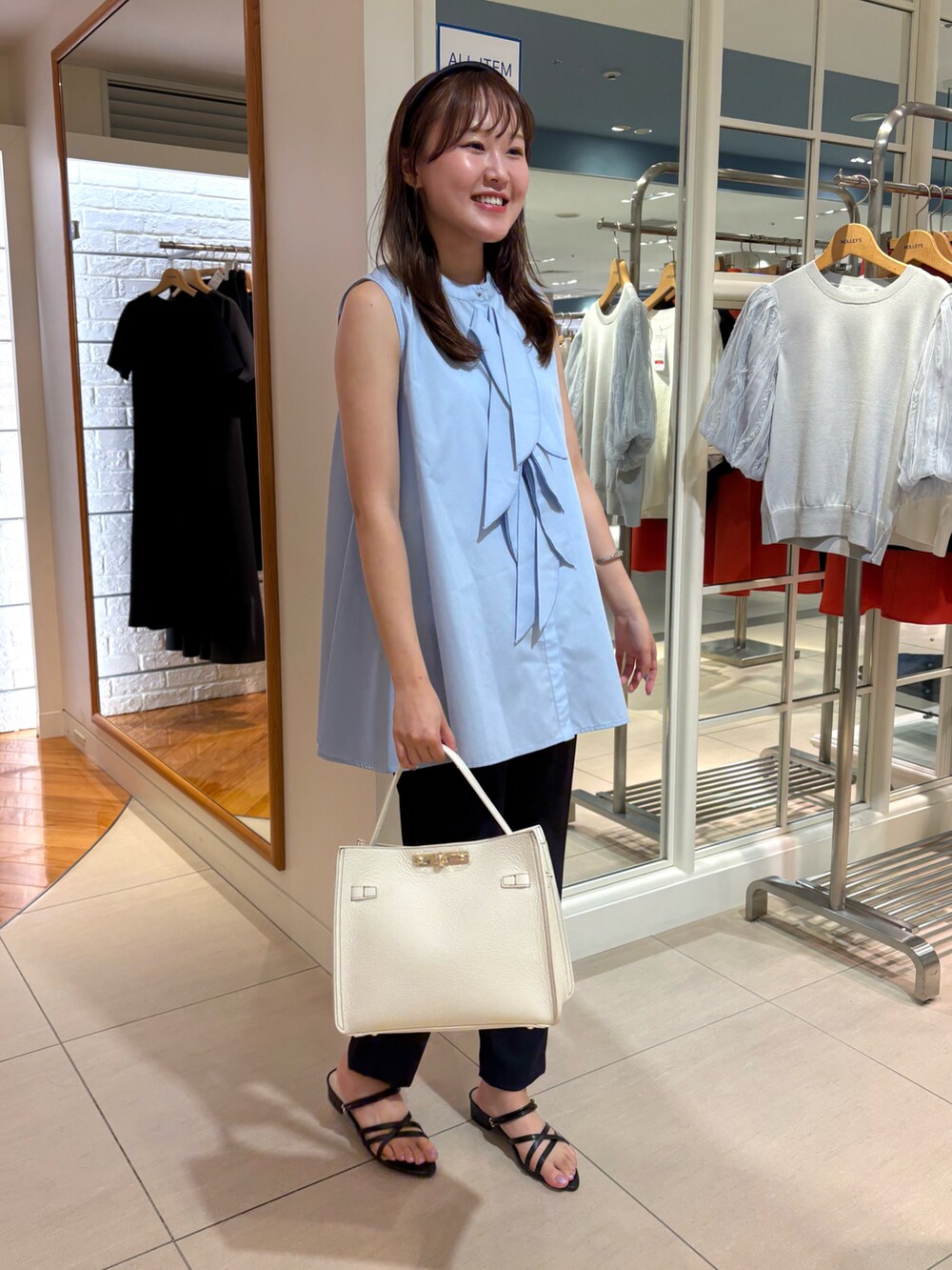 「夏ルックで気分アップ、ノースリーブ、ブラウス、テーパードパンツ、大人コーデ、お出かけコーデ、大人カジュアルコーデ、パンツコーデ、夏、大人かわいい、夏服、Aライン、トップス、大人女子、大人可愛い」｜「NOLLEY’Sの《セットアップ対応》ウォッシャブルツイルイージーテーパードパンツ（その他パンツ、ホワイト系）」を使った、Mihoさん（レディース・159cm）の夏コーディネートの4枚目の写真