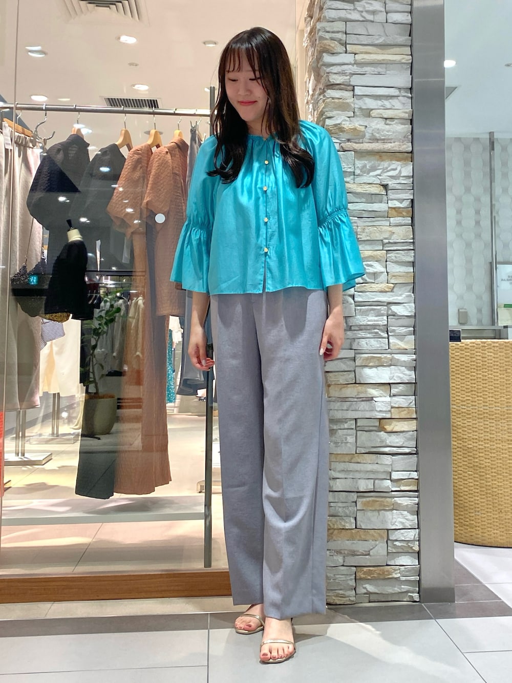 「きれいめカジュアル、さらっと晴れやかスナップ、夏服、シンプルスタイル、ラクチンコーデ、大人コーデ、お出かけコーデ、夏、グレー、グレーコーデ、グレーパンツ、パンツスタイル、ワイトパンツ、ワイドスラックス、パンツコーデ」｜「NOLLEY’Sのウォッシャブル愛されイージータックワイドパンツ（その他パンツ、グレー系）」を使った、Mihoさん（レディース・159cm）の夏コーディネートの2枚目の写真