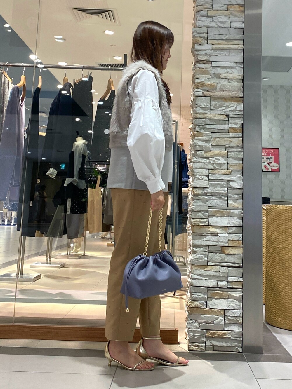 「ブラウン、シャツスタイル、淡色コーデ、秋服準備はじめました、オトナカジュアル、秋カラー、パンツスタイル、きれいめカジュアル、キレイめ、ファー、ファーベスト、秋のコーデ、大人女子、ootd、ドット」｜「NOLLEY’Sの巾着チェーンバッグ（ショルダーバッグ、ベージュ系）」を使った、Mihoさん（レディース・159cm）の夏コーディネートの3枚目の写真