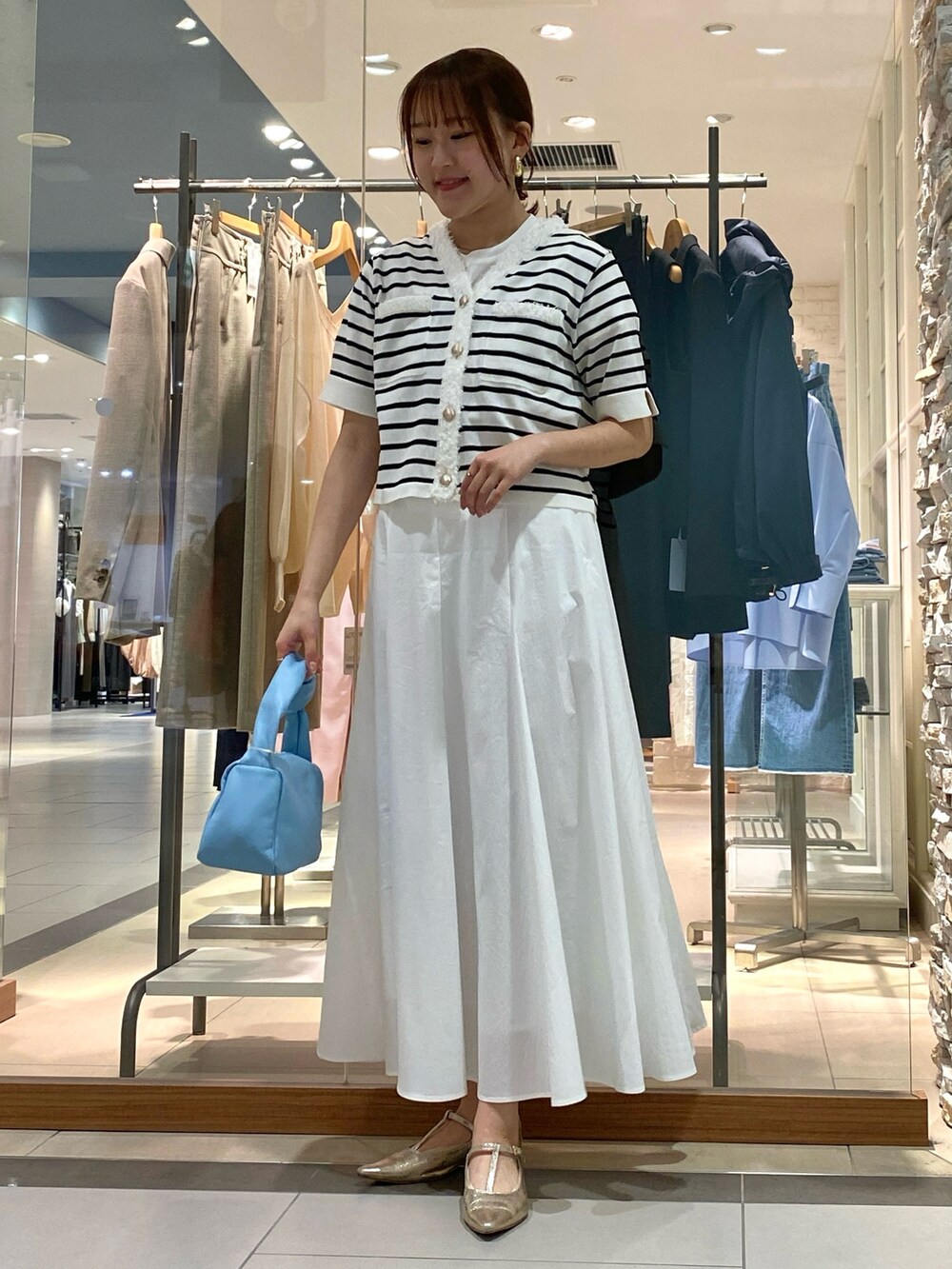 「春服コーデ、オトナカジュアル、マリン、マリンコーデ、マリンスタイル、大人かわいい、シンプルコーデ、ボーダー、きれいめカジュアル、夏コーデ、夏、ワントーンコーデ、春コーデ、大人女子、フラットシューズ」｜「NOLLEY’Sのワンハンドルムスビバッグ（ショルダーバッグ、イエロー系）」を使った、Mihoさん（レディース・159cm）の春コーディネートの3枚目の写真