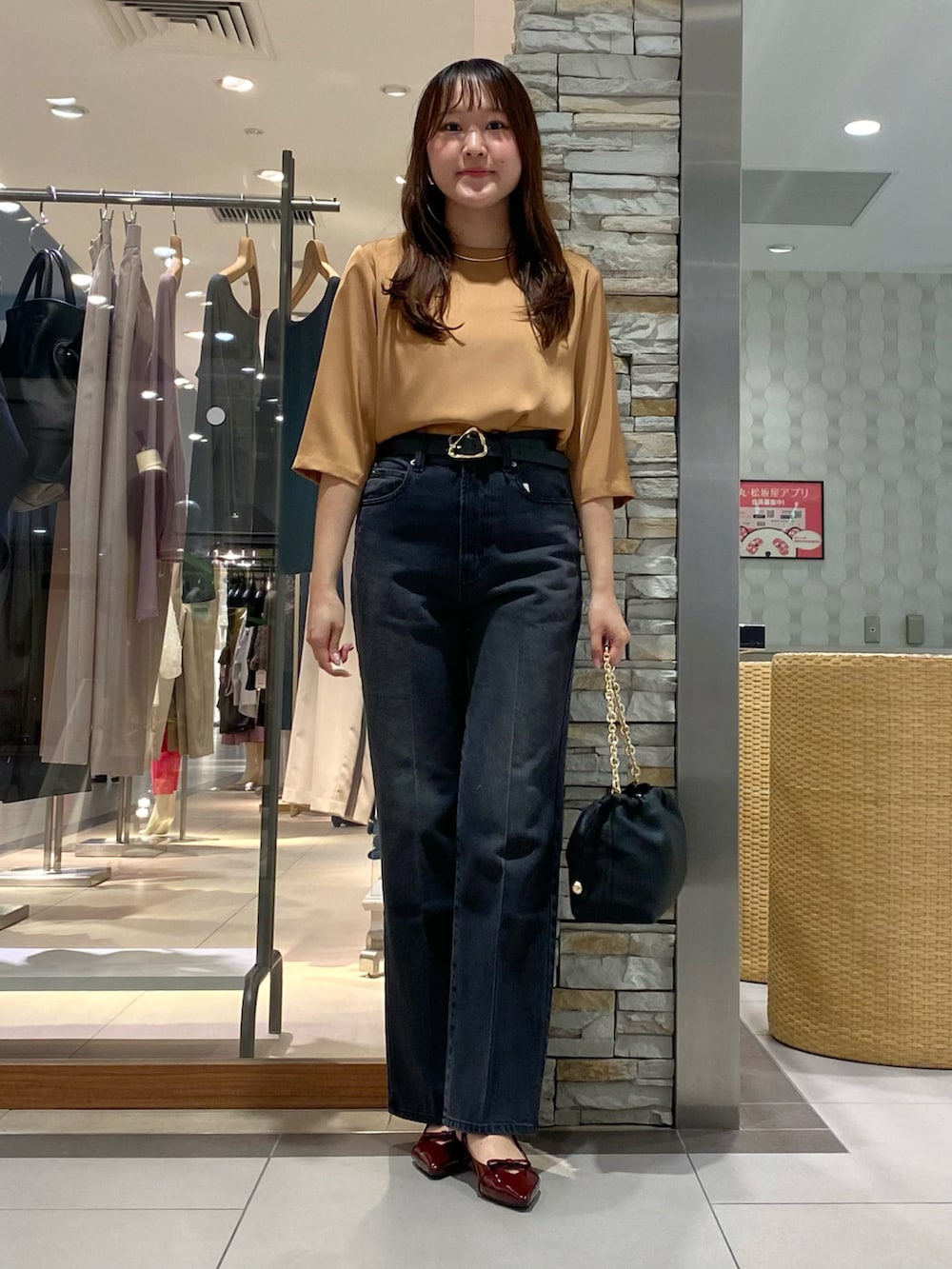 「秋っぽコーデ更新中、お出かけコーデ、今日のコーデ、オトナ女子、大人コーデ、キレイめ、デニム、デニムパンツ、サテンシャツ、サテンブラウス、シンフルコーデ、大人カジュアル、大人女子、カジュアル、きれいめカジュアル」｜「Rie Millerの【RM denim】センタープレスハイウエストデニム（デニムパンツ、グレー系）」を使った、Mihoさん（レディース・159cm）の秋コーディネートの2枚目の写真