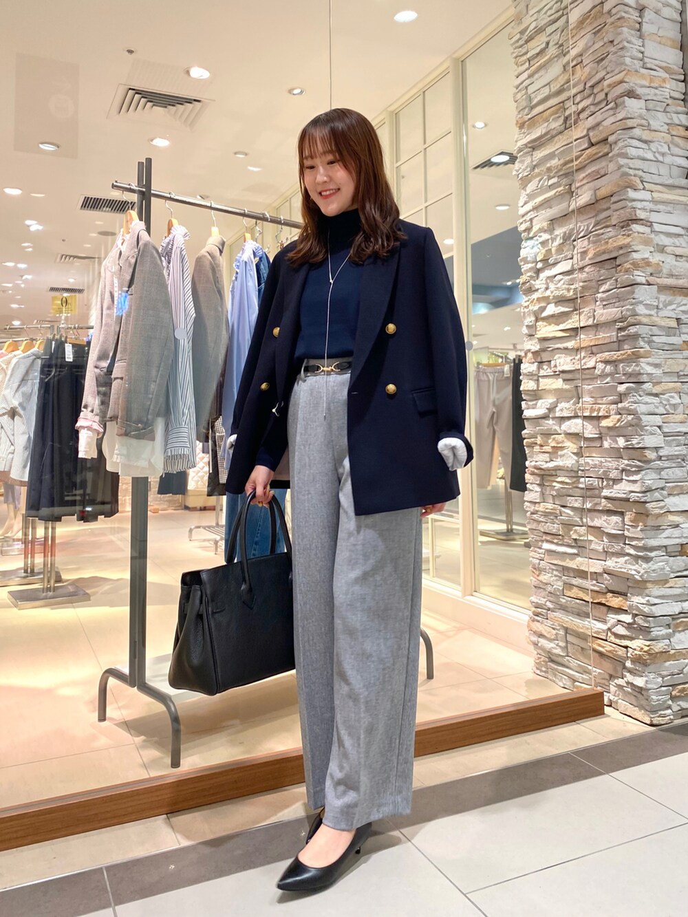 「秋服まるっと大公開、秋服準備はじめました、通勤コーデ、通勤スタイル、お仕事コーデ、仕事着、お仕事スタイル、パンツスタイル、パンプス、パンツコーデ、ワイドパンツ、ジャケット、ジャケットスタイル、シンプルスタイル、タートルネックニット」｜「NOLLEY’Sの＜飯豊まりえさん着用＞◇【WEB限定サイズあり】ウォッシャブルイージーワイドパンツ（その他パンツ、グレー系）」を使った、Mihoさん（レディース・159cm）の秋コーディネートの3枚目の写真