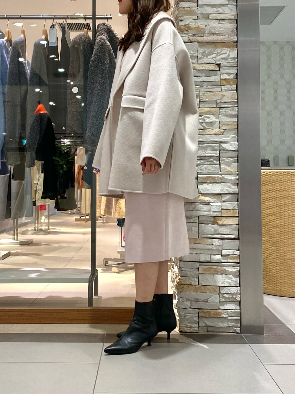 「コート、アウター、ウールコート、シンプルスタイル、オトナ女子、大人コーデ、きれいめカジュアル、きれいめコーディネート、淡色コーデ、淡色女子、タイトスカート、スカート、スカートスタイル、ニット、ぺプラムトップス」｜「NOLLEY’S Sophiの◇【WEB限定カラーあり】SUPER140リバーショールコート 24AW（ダッフルコート、ベージュ系）」を使った、Mihoさん（レディース・159cm）の秋コーディネートの2枚目の写真