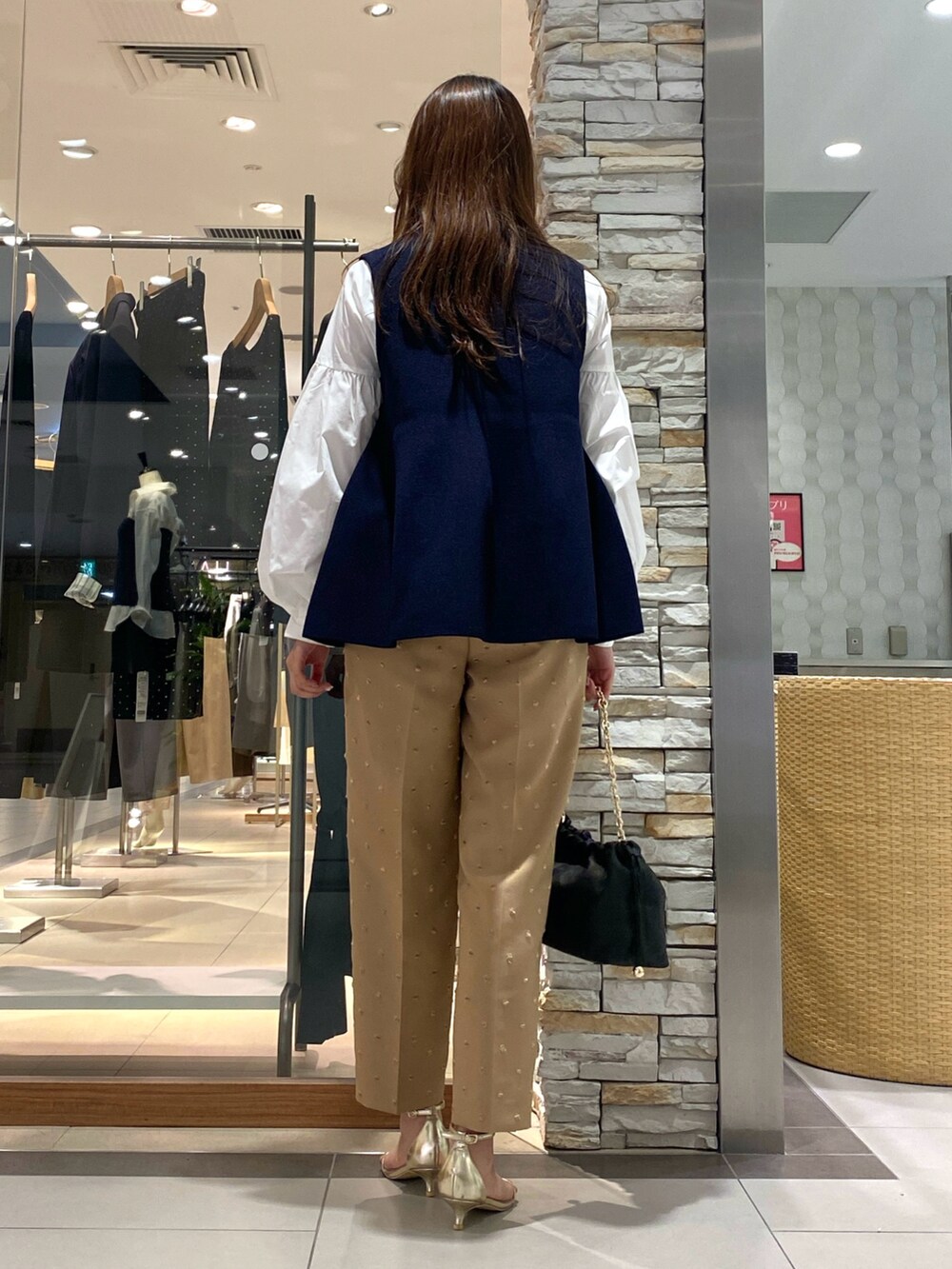 「お出かけコーデ、シャツスタイル、秋服準備はじめました、今日のコーデ、おしゃれさんと繋がりたい、大人コーデ、ブラウス、秋服コーデ、パンツコーデ、ベスト、オトナ女子、トレンド、きれいめカジュアル、テーパードパンツ、セレモニー」｜「NOLLEY’Sの◇【WEB限定カラーあり】ストラップサンダル（サンダル、ホワイト系）」を使った、Mihoさん（レディース・159cm）の夏コーディネートの3枚目の写真