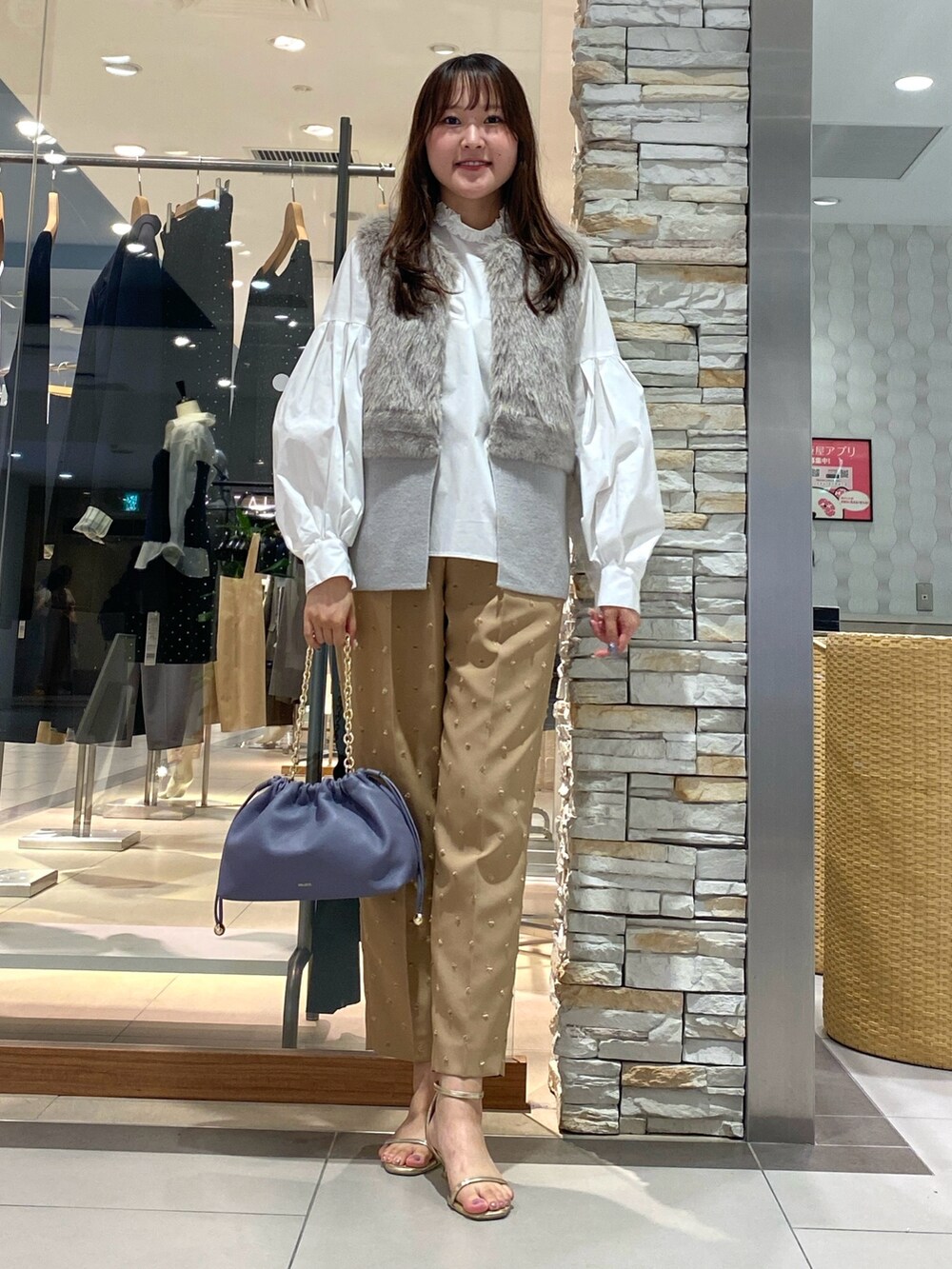 「ブラウン、シャツスタイル、淡色コーデ、秋服準備はじめました、オトナカジュアル、秋カラー、パンツスタイル、きれいめカジュアル、キレイめ、ファー、ファーベスト、秋のコーデ、大人女子、ootd、ドット」｜「NOLLEY’Sの巾着チェーンバッグ（ショルダーバッグ、ベージュ系）」を使った、Mihoさん（レディース・159cm）の夏コーディネートの2枚目の写真