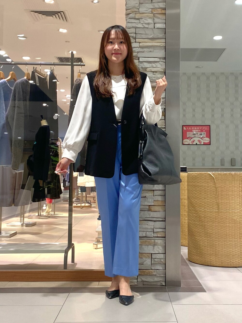 「秋っぽコーデ更新中、ベスト、お仕事コーデ、お仕事、お仕事スタイル、休日スタイル、オフィスカジュアル、オフィススタイル、パンツスタイル、ブルー、ブラウス、ジレ、ジレスタイル、レイヤードスタイル、きれいめカジュアル」｜「NOLLEY’Sの【AULENTTI/ オーレンティ】巾着ビッグバッグ（ショルダーバッグ、ブラック系）」を使った、Mihoさん（レディース・159cm）の秋コーディネートの3枚目の写真