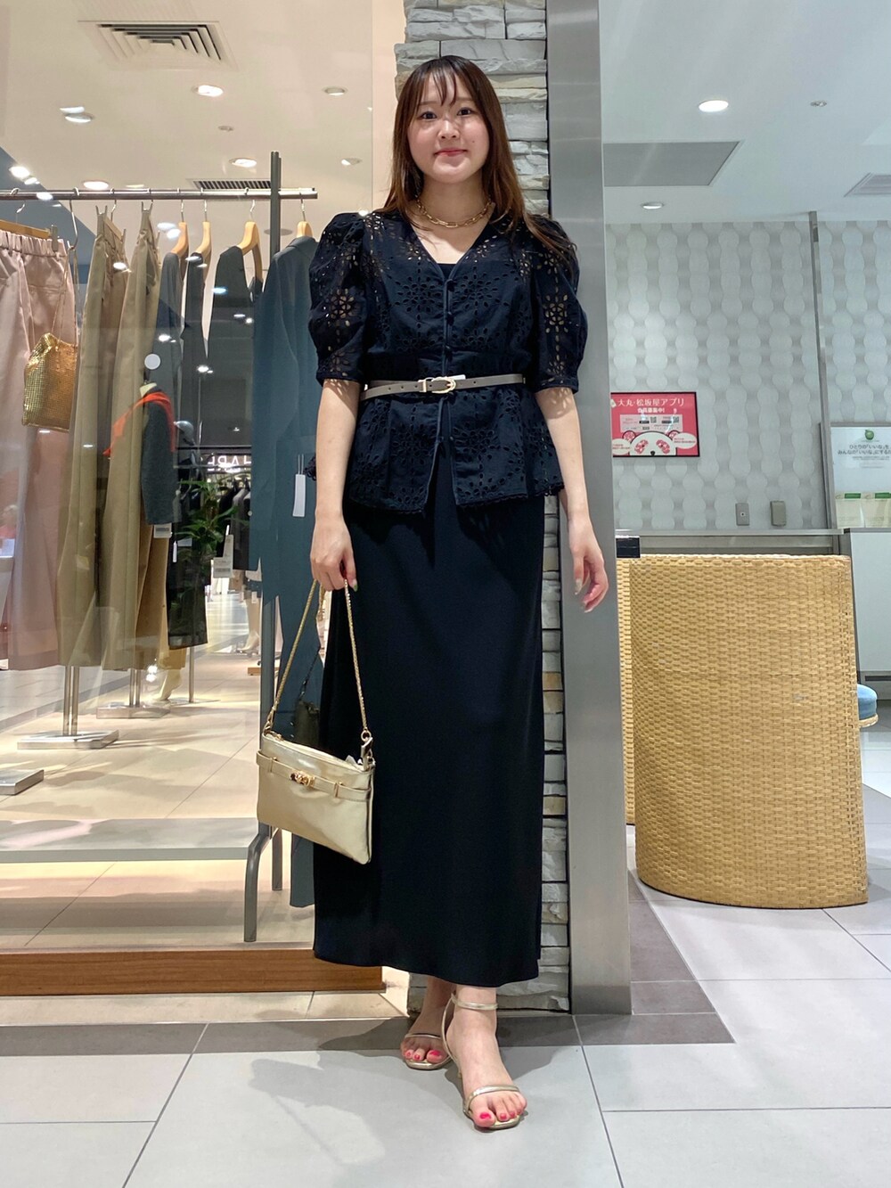「夏コーデ、レイヤードスタイル、パワショル、ブラウス、ブラウスコーデ、ワンピーススタイル、おでかけコーデ、モノトーン、ブラックコーデ、キャミワンピ、ワンピース、夏ファッション、大人コーデ、今日のコーデ、花柄」|「NOLLEY’Sのヒネリカナグチェーンポシェット(ショルダーバッグ、ゴールド系)」を使った、Mihoさん(レディース・159cm)の夏コーディネートの5枚目の写真