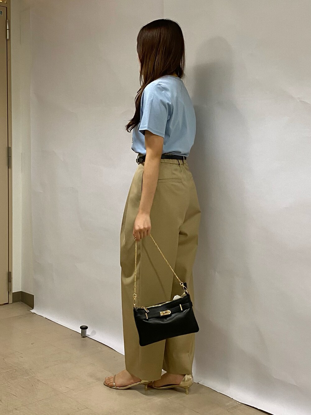 「アツいコーデ全部見せ、お出かけコーデ、秋服準備はじめました、オトナ女子、大人かわいい、パンツコーデ、お洒落さんとつながりたい、夏服、Tシャツ、チノパン、ワイドテーパードパンツ、パンツスタイル、休日スタイル、お仕事コーデ、オフィススタイル」｜「NOLLEY’S Sophiのウォッシャブルツイルワイドテーパードパンツ（その他パンツ、ピンク系）」を使った、Mihoさん（レディース・159cm）の夏コーディネートの4枚目の写真