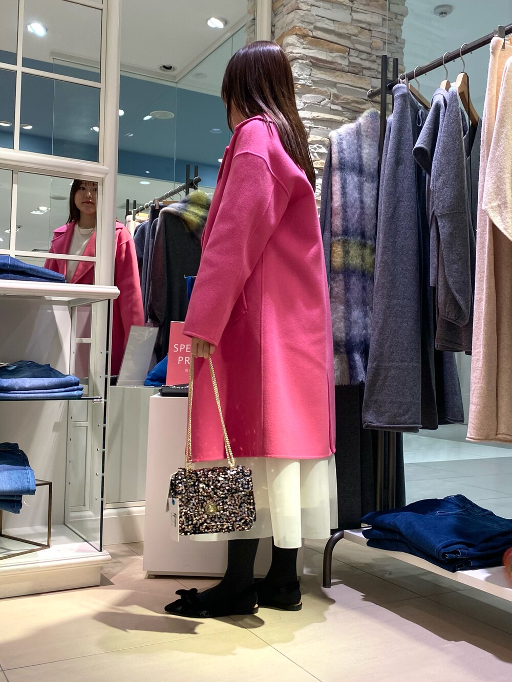 「冬アウター、最近のいい感じコーデ、ピンクコーデ、ホワイトコーデ、スカート、スカートスタイル、フレアスカート、おでかけコーデ、大人女子、ウールコート、クリスマスコーデ、大人コーデ、秋冬コーデ、大人ガーリー、キレイめ」｜「NOLLEY’SのS140シャルムビーバーリバーコート（その他アウター、ピンク系）」を使った、Mihoさん（レディース・159cm）の冬コーディネートの4枚目の写真