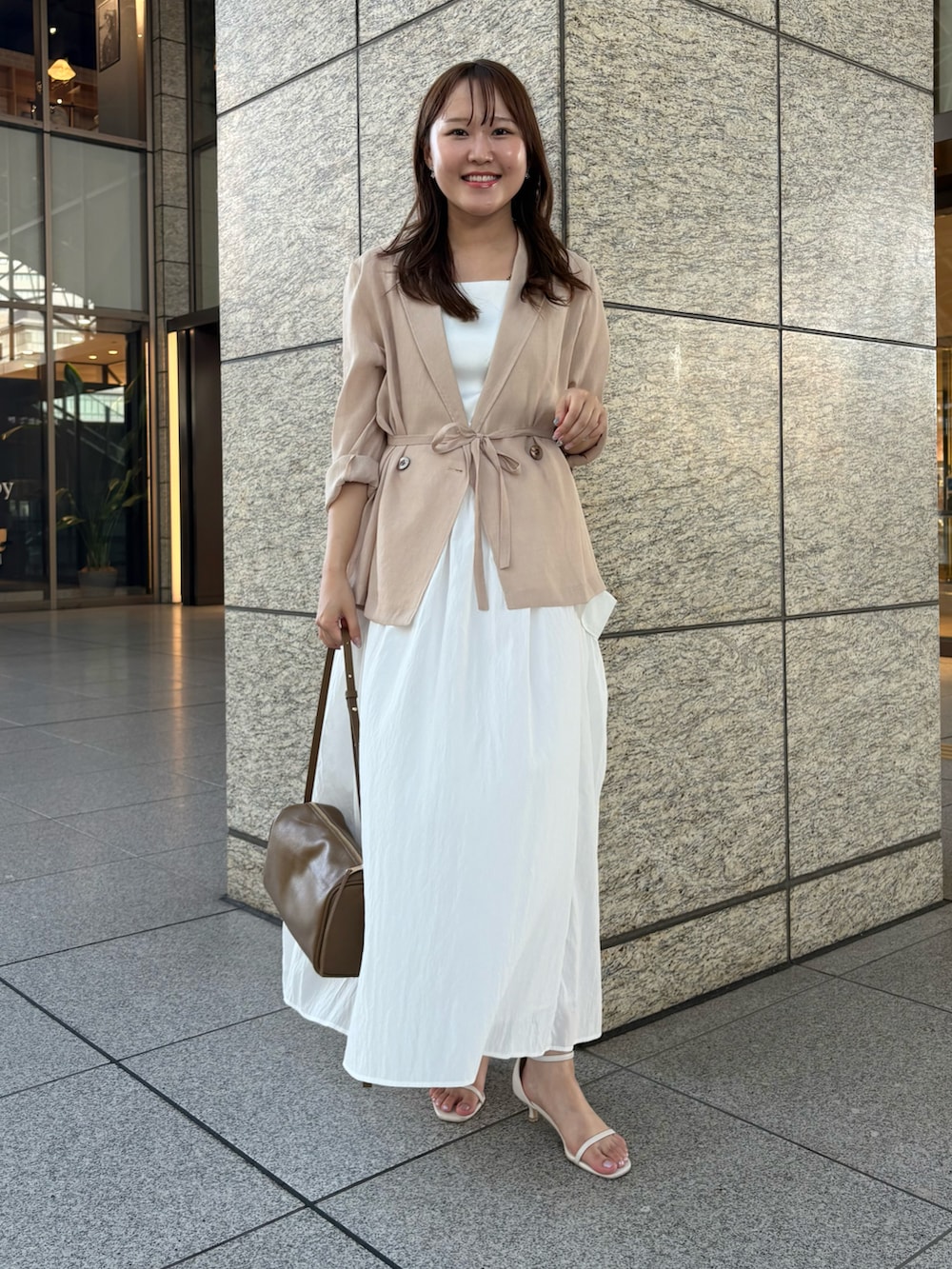 「夏ルックで気分アップ、オトナ女子、きれいめカジュアル、オフィスカジュアル、ジャケット、ジャケットスタイル、スカート、スカートスタイル、オフィススタイル、淡色コーデ、淡色女子、休日スタイル、お出かけコーデ、大人コーデ、キレイめカジュアル」｜「NOLLEY’Sの《セットアップ対応》リンクルタイプライターポケ付きスカート（スカート、ホワイト系）」を使った、Mihoさん（レディース・159cm）の夏コーディネートの3枚目の写真