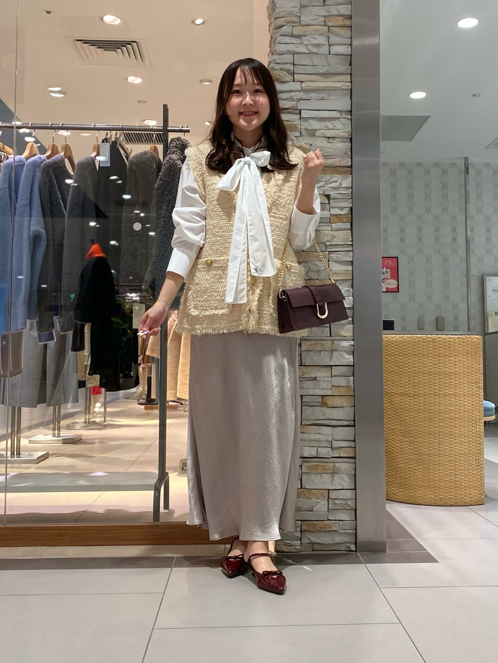 「ニット、秋のコーデ、大人コーデ、秋服、スカート、オトナ女子、大人ガーリー、お洒落さんとつながりたい、スカートコーデ、大人可愛い、ジレ、ジレスタイル、ジレコーデ、ツイード、ツイードベスト」｜「NOLLEY’Sのメタルポイントショルダーバッグ（ショルダーバッグ、ブラック系）」を使った、Mihoさん（レディース・159cm）の秋コーディネートの5枚目の写真