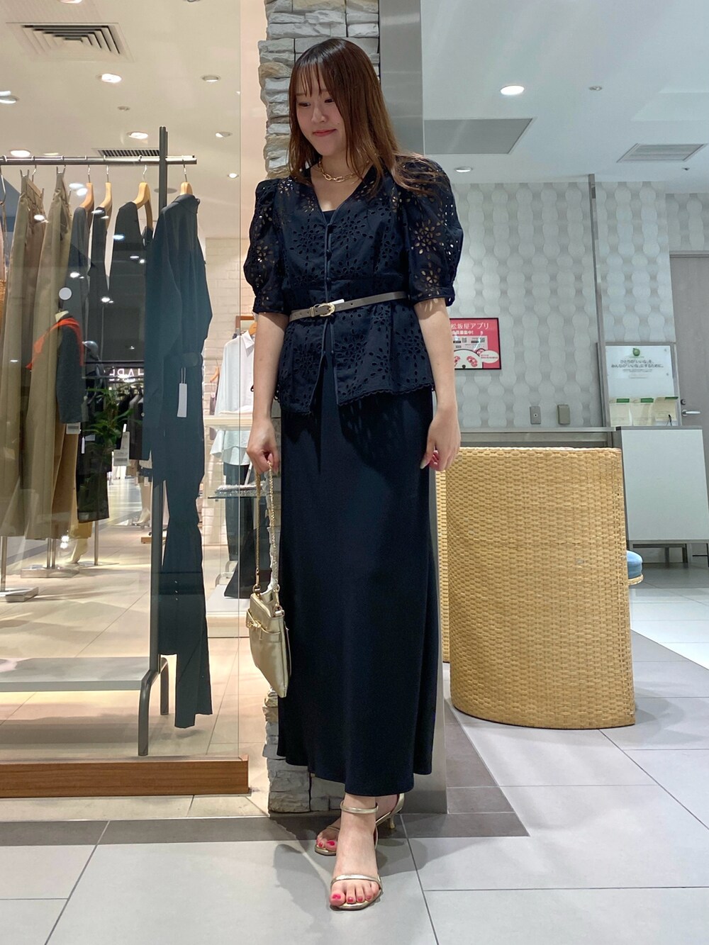 「夏コーデ、レイヤードスタイル、パワショル、ブラウス、ブラウスコーデ、ワンピーススタイル、おでかけコーデ、モノトーン、ブラックコーデ、キャミワンピ、ワンピース、夏ファッション、大人コーデ、今日のコーデ、花柄」|「NOLLEY’Sのヒネリカナグチェーンポシェット(ショルダーバッグ、ゴールド系)」を使った、Mihoさん(レディース・159cm)の夏コーディネートの3枚目の写真