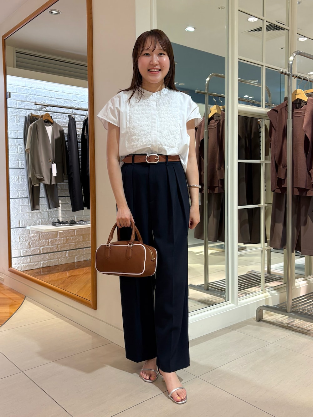 「夏服コーデ、夏コーデ、シンプル、夏服、ブラウス、ブラウスコーデ、ワイドパンツ、フリルトップス、きれいめカジュアル、きれいめコーディネート、大人カジュアル、大人コーデ、大人女子、パンツスタイル、オフィスカジュアル」｜「NOLLEY’Sのアイテム（バッグ、ブラウン系）」を使った、Mihoさん（レディース・159cm）の夏コーディネートの2枚目の写真