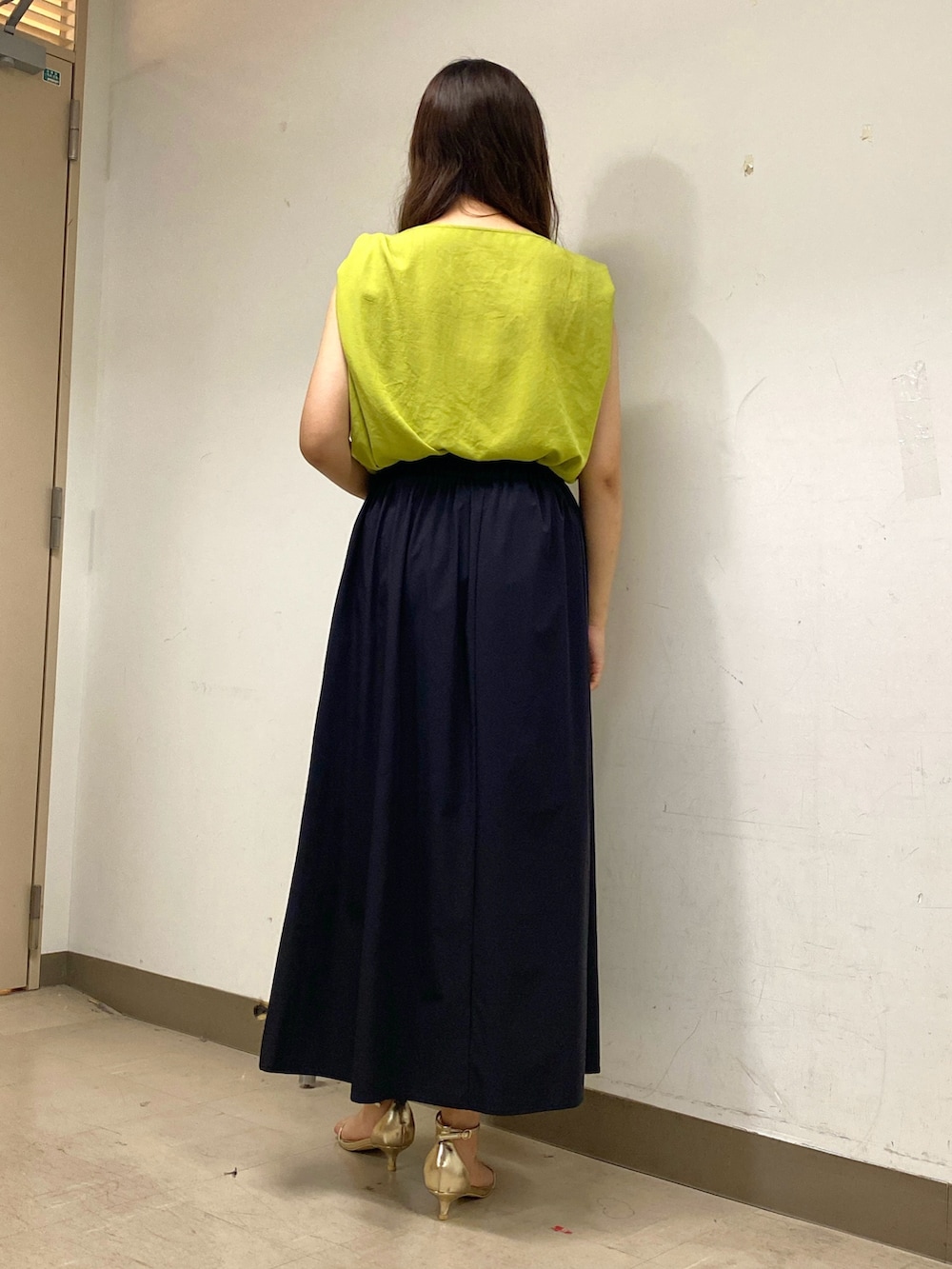 「テーマパークコーデ、フェススタイル、休日スタイル、大人かわいい、リラックススタイル、シンプル、楽チンコーデ、海、海コーデ、スカート、スカートスタイル、フレアスカート、黒スカート、オトナカワイイ、オトナカジュアル」｜「NOLLEY’Sのライトジョーゼットねじりブラウス（シャツ/ブラウス、イエロー系）」を使った、Mihoさん（レディース・159cm）の夏コーディネートの3枚目の写真
