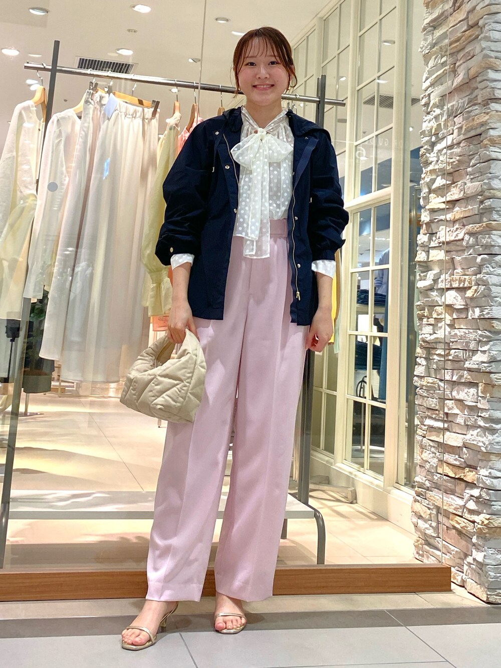 「オトナ女子、きれいめカジュアル、おでかけコーデ、大人コーデ、春、休日スタイル、ワイドパンツ、サンダル、ボウタイブラウス、ボウタイ、リボンブラウス、ドット、マウンテンパーカー、カジュアルコーデ、お花見コーデ」｜「NOLLEY’S Sophiのウォッシャブルトリアセワイドパンツ（その他パンツ、ピンク系）」を使った、Mihoさん（レディース・159cm）の春コーディネートの2枚目の写真