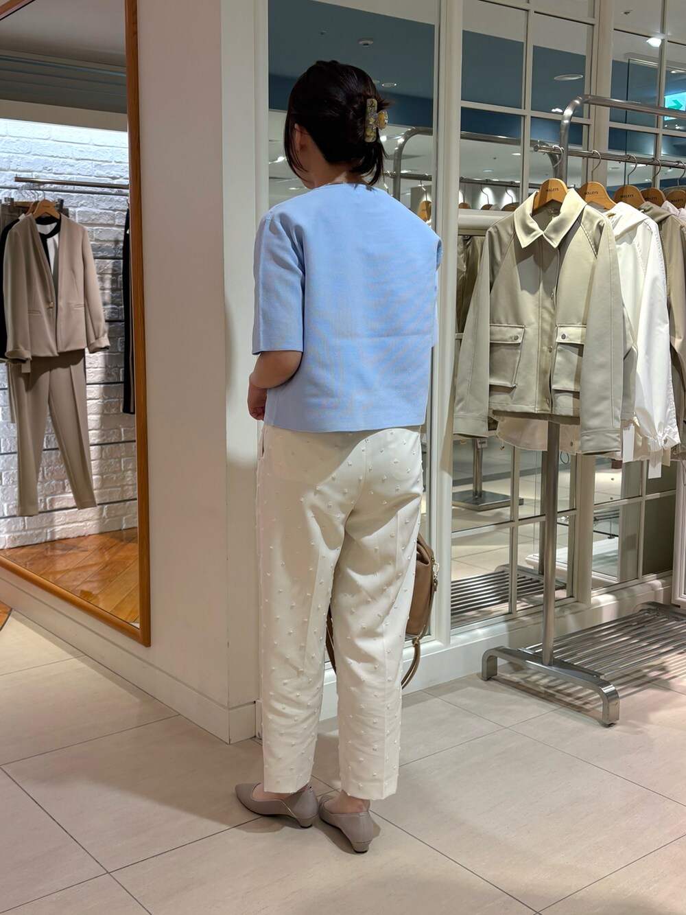 「春めき満開コーデ、春色、お出かけスタイル、お花見コーデ、リラックススタイル、大人かわいい、パンツコーデ、カジュアルガーリー、キレイめコーデ、お花見、春ニット、パンツスタイル、ドット、ブルーコーデ、ブルー x ホワイト」｜「NOLLEY’Sの《セットアップ対応》ウォッシャブルドットツッキリツータックテーパードパンツ（その他パンツ、ホワイト系）」を使った、Mihoさん（レディース・159cm）の春コーディネートの4枚目の写真