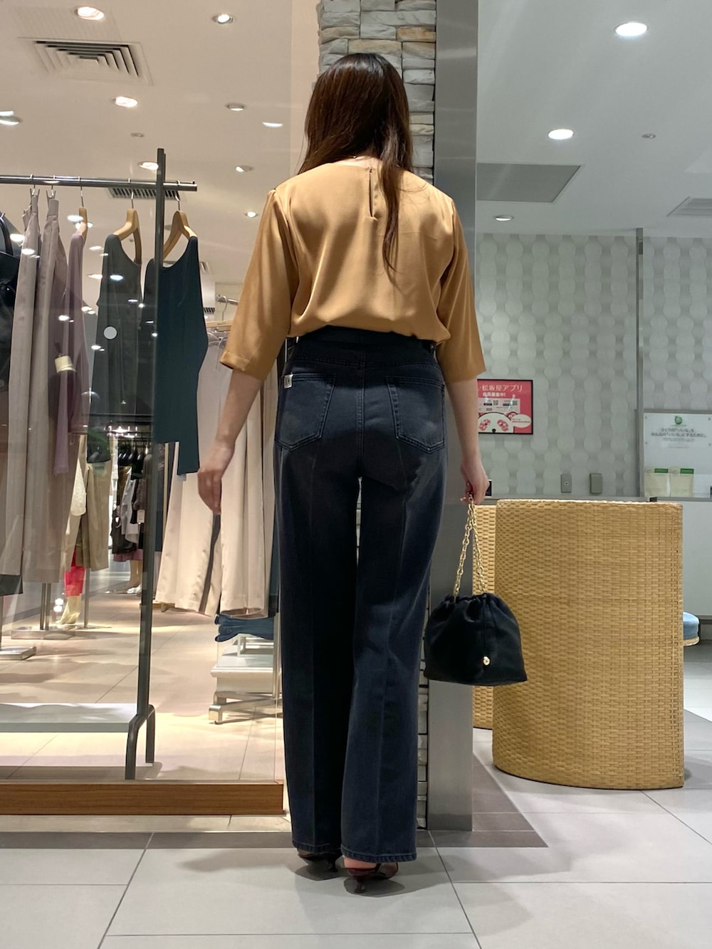 「秋っぽコーデ更新中、お出かけコーデ、今日のコーデ、オトナ女子、大人コーデ、キレイめ、デニム、デニムパンツ、サテンシャツ、サテンブラウス、シンフルコーデ、大人カジュアル、大人女子、カジュアル、きれいめカジュアル」｜「Rie Millerの【RM denim】センタープレスハイウエストデニム（デニムパンツ、グレー系）」を使った、Mihoさん（レディース・159cm）の秋コーディネートの3枚目の写真