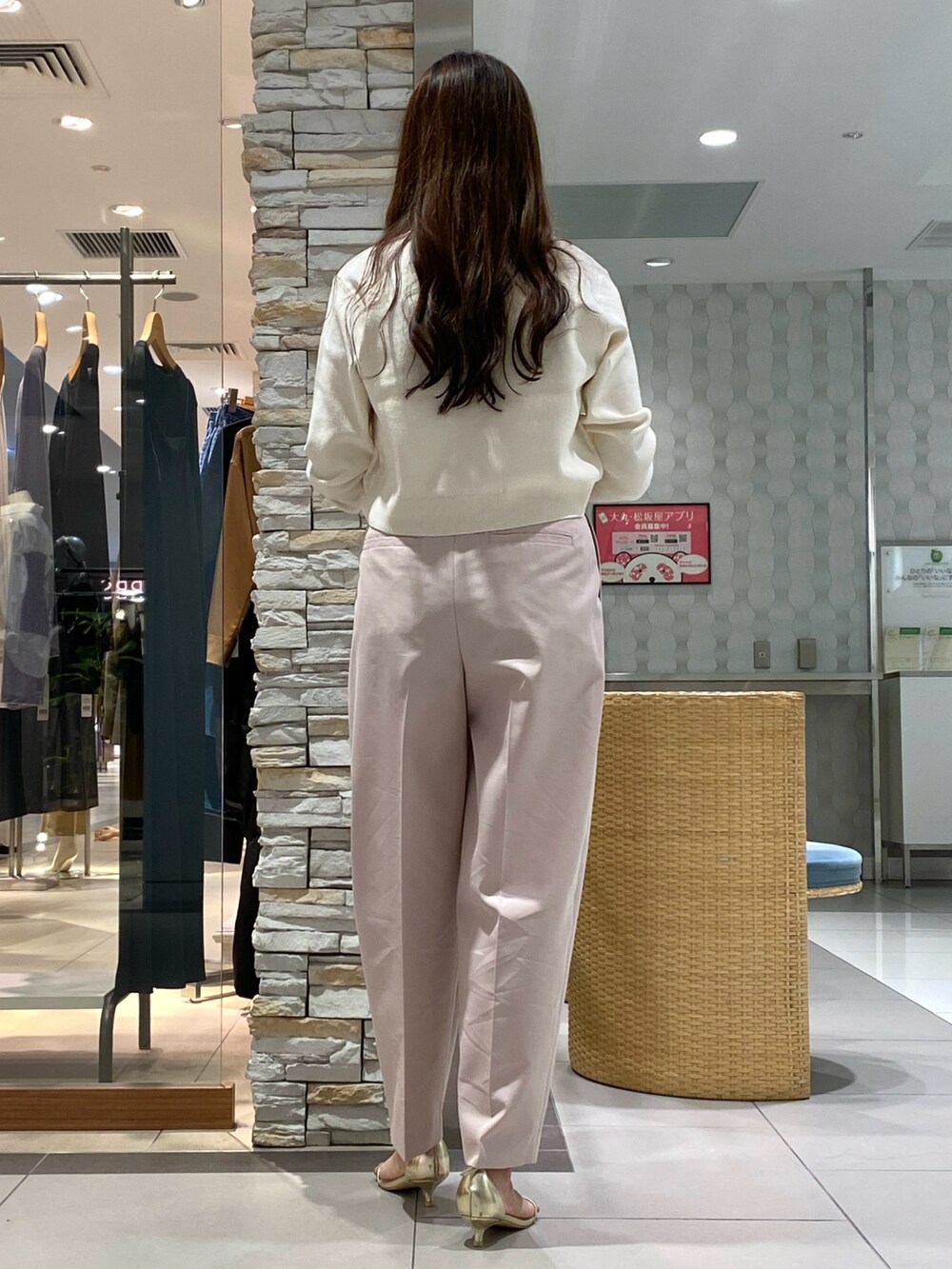 「夏コーデ、アキコーデ、秋コーデ、パンツスタイル、ワイドテーパードパンツ、きれいめカジュアル、ワイトパンツ、ピンク、ピンクコーデ、カーディガン、ショート丈トップス、おでかけコーデ、大人女子、秋先取りコーデ、カーディガンコーデ」｜「NOLLEY’S Sophiのウォッシャブルツイルワイドテーパードパンツ（その他パンツ、ピンク系）」を使った、Mihoさん（レディース・159cm）の夏コーディネートの3枚目の写真
