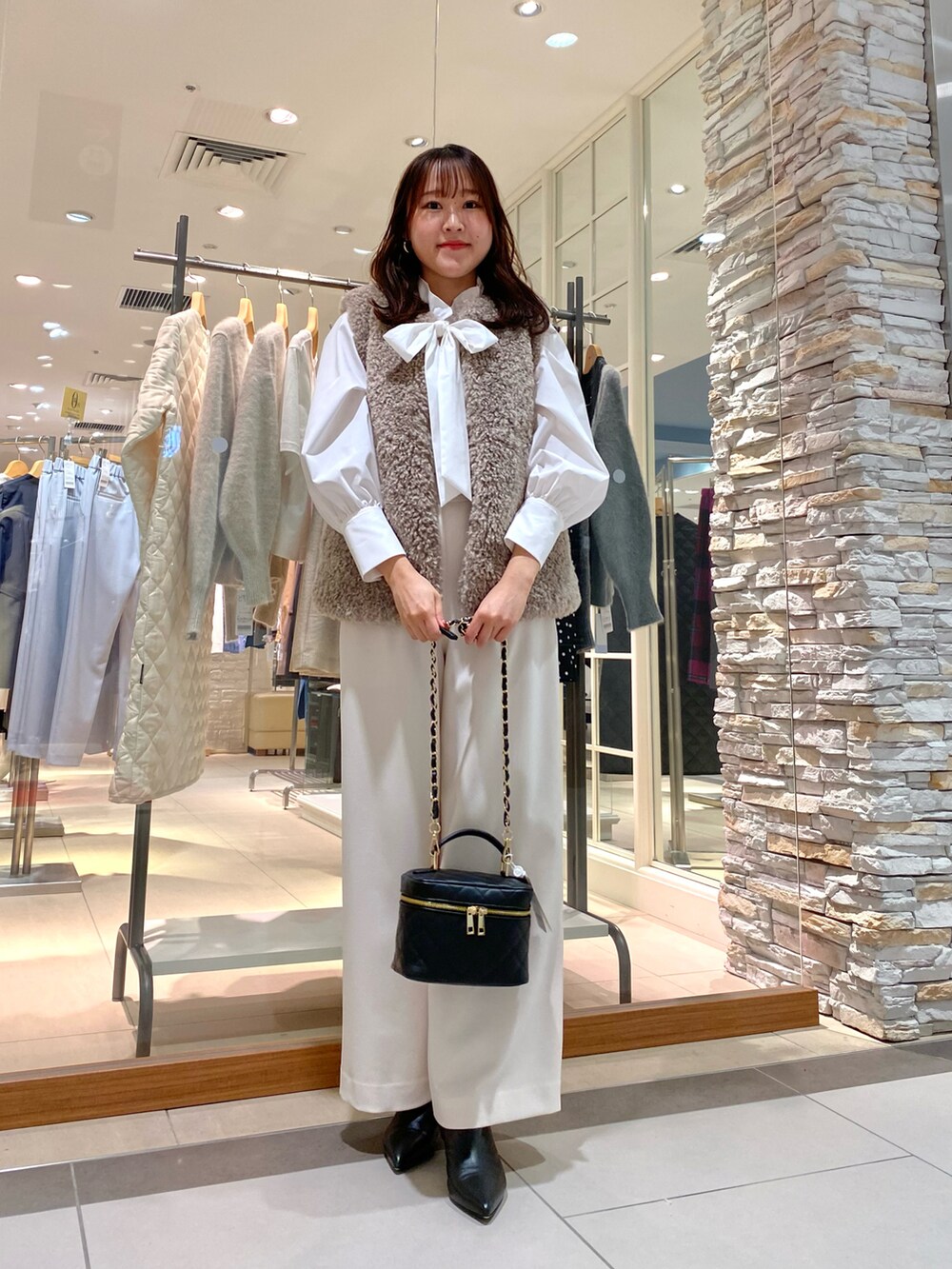 「重ね着ベストシーズン、秋のコーデ、秋冬コーデ、オトナカジュアル、ブーツスタイル、ワイドパンツ、きれいめコーディネート、大人かわいい、お出かけコーデ、秋服コーデ、秋コーデ、ファーベスト、ボウタイブラウス、トレンド、デート」｜「AULENTTIの【AULENTTI/ オーレンティ】バニティキルティングバッグ（ショルダーバッグ、ブラック系）」を使った、Mihoさん（レディース・159cm）の秋コーディネートの2枚目の写真