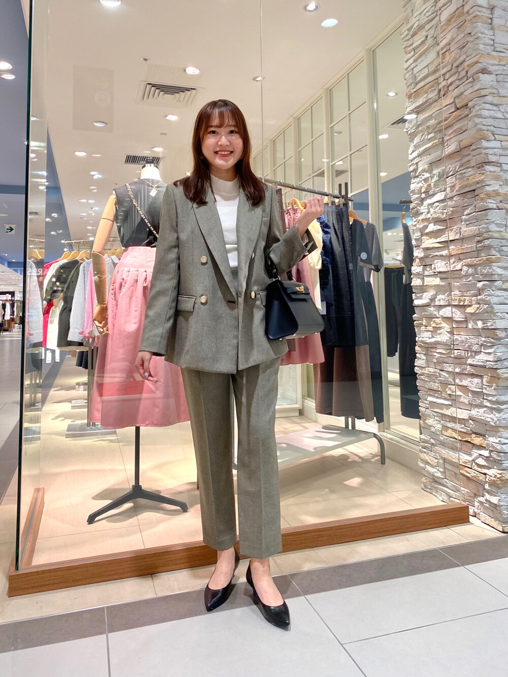 「通勤コーデ、通勤スタイル、お仕事コーデ、お仕事スタイル、パンプス、ジャケット、ジャケットスタイル、ootd、休日スタイル、お出かけコーデ、今日のコーデ、フォーマル、大人女子、シンプルコーデ、パンツスタイル」｜「NOLLEY’S Sophiのウォッシャブルシャークインゴムパンツ（その他パンツ、ブラウン系）」を使った、Mihoさん（レディース・159cm）の秋コーディネートの2枚目の写真