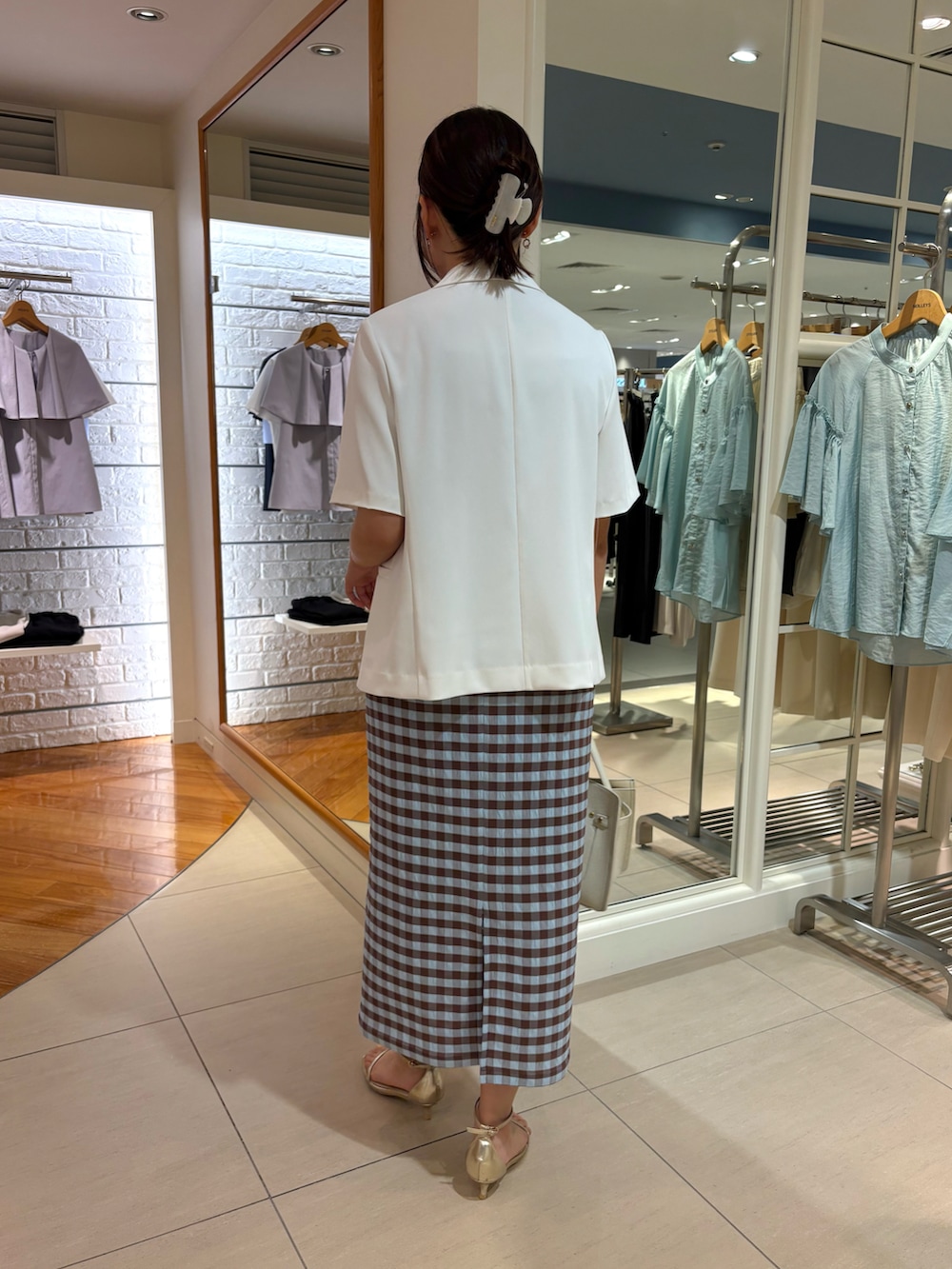 「ジャケット、ジャケットスタイル、スカート、スカートスタイル、スカートコーデ、タイトスカート、チェックスカート、チェック、大人カジュアル、大人コーデ、大人かわいい、きれいめカジュアル、キレイめカジュアル、オフィスカジュアル、オフィスコーデ」|「NOLLEY’S Sophiの《セットアップ対応》ウォッシャブルツイル半袖ジャケット(テーラードジャケット、ホワイト系)」を使った、Mihoさん(レディース・159cm)の夏コーディネートの2枚目の写真
