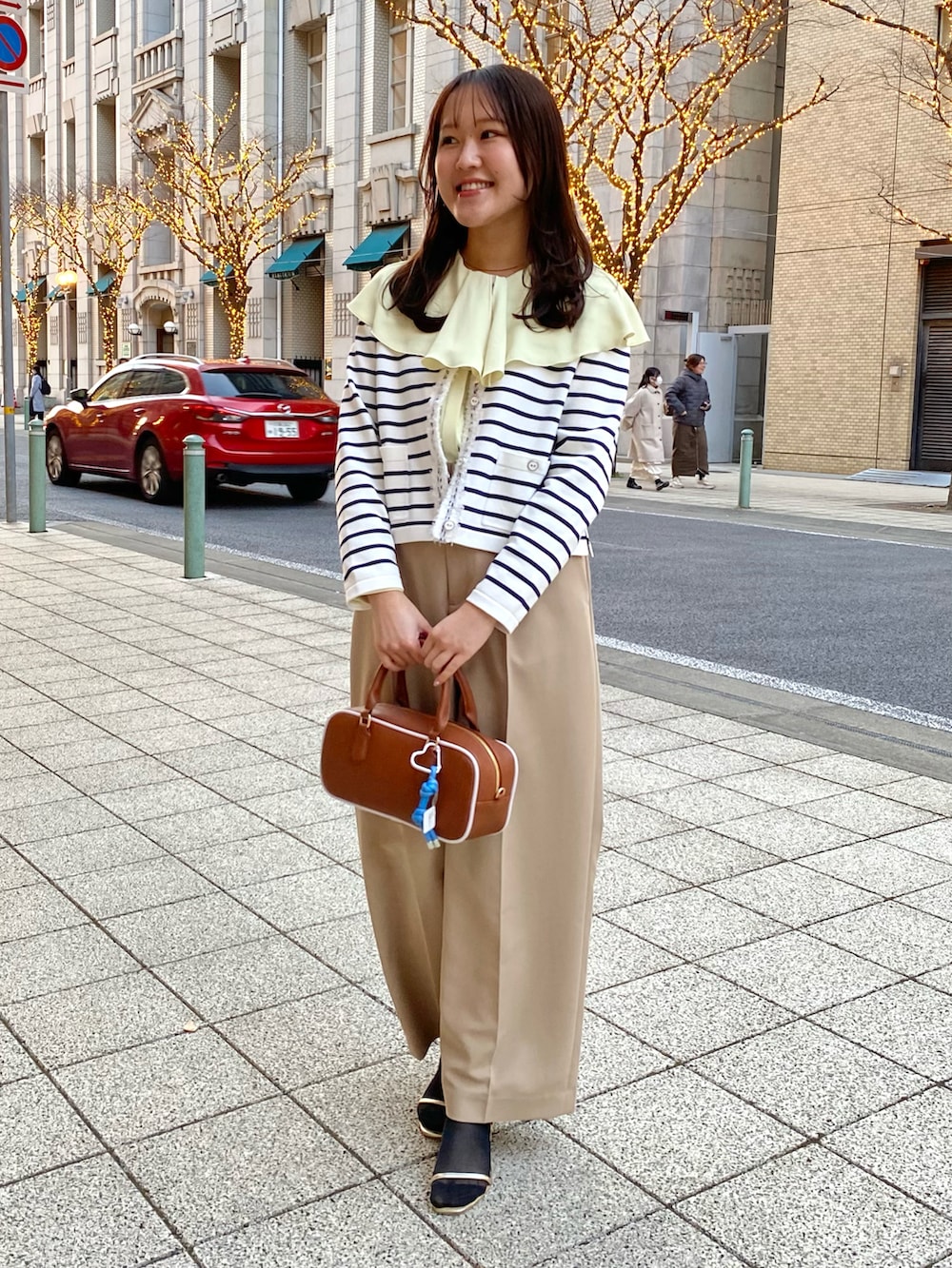 「レイヤードスタイル、春先取り、春カラー、休日スタイル、パンツスタイル、大人コーデ、初春コーデ、大人可愛い、ベージュパンツ、マリン、おでかけコーデ、きれいめカジュアル、きれいめコーディネート、カーディガン、ボーダー」｜「NOLLEY’Sのアイテム（バッグ、ブラウン系）」を使った、Mihoさん（レディース・159cm）の冬コーディネートの4枚目の写真