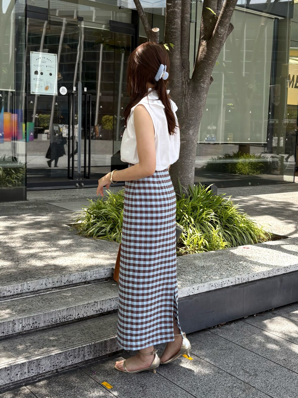 「サンダル、大人カジュアルコーデ、オトナカワイイ、大人コーデ、タイトスカート、ギンガムチェック、タイトシルエット、ブラウス、夏ファッション、夏コーデ、オトナ女子、きれいめカジュアル、キレイめ、オフィスカジュアル、デートコーデ」｜「NOLLEY’S Sophiのギンガムチェックロングタイトスカート（スカート、ブラウン系）」を使った、Mihoさん（レディース・159cm）の夏コーディネートの2枚目の写真