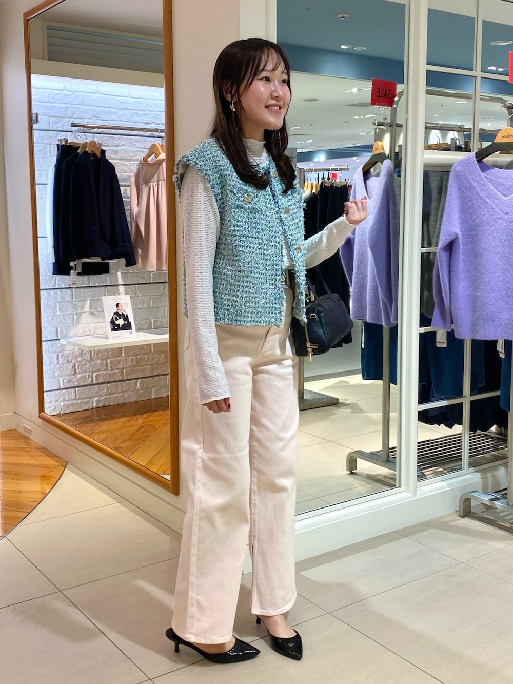 「フレアパンツ、デニム、デニムパンツ、ベスト、ベストコーデ、ツイードベスト、ツイード、ピンクデニム、春コーデ、オトナカワイイ、春服コーデ、カジュアルスタイル、春カラー、きれいめコーディネート、大人可愛い」|「NOLLEY’Sの横長ボストン チュールサブバック付き(ボストンバッグ、ブラック系)」を使った、Mihoさん(レディース・159cm)の冬コーディネートの2枚目の写真