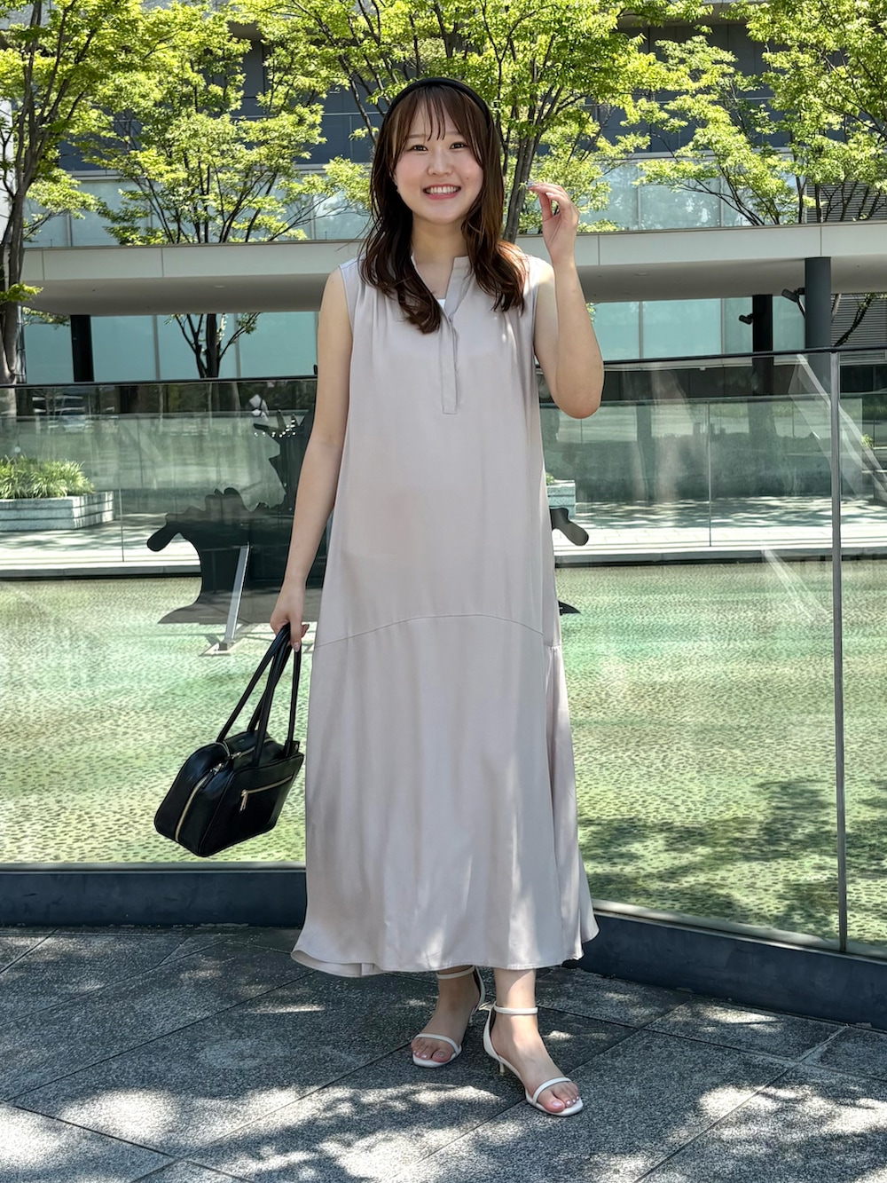 「夏ルックで気分アップ、ワンピース、ワンピーススタイル、おでかけコーデ、きれいめコーデ、お出かけコーデ、お出かけスタイル、旅行コーデ、シャツワンピ、きれいめカジュアル、大人コーデ、大人カジュアル、大人かわいい、ワントーンコーデ、大人女子」｜「NOLLEY’Sの横長スクエアボストンバッグ（ボストンバッグ、レッド系）」を使った、Mihoさん（レディース・159cm）の夏コーディネートの3枚目の写真