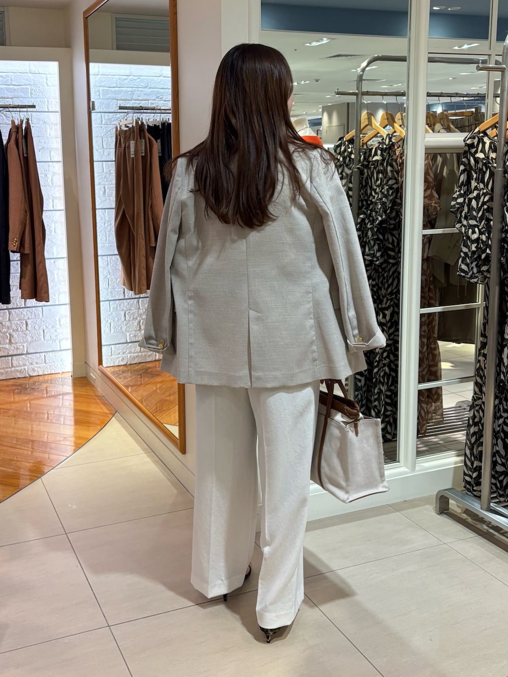 ホワイト系のその他パンツ、イエロー系のトートバッグ、ホワイト系のTシャツ/カットソーを着用したレディースの春コーディネートの3枚目の写真
