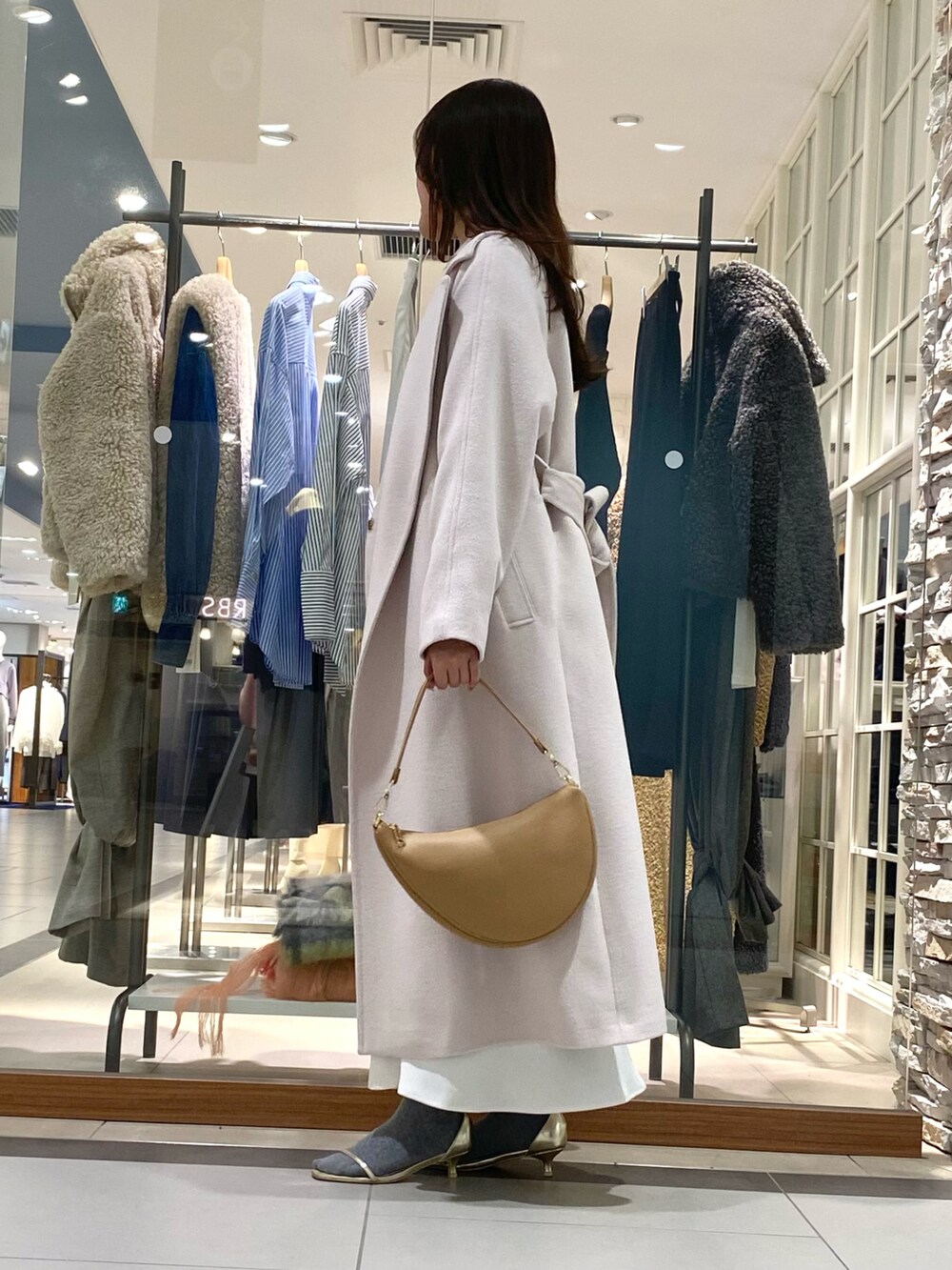 「冬コーデ、ホワイトコーデ、クリスマスに着たい服、マイベストコーデ2024、きれいめカジュアル、ニット、デートスタイル(WOMEN)、淡色コーデ、淡色女子、ナロースカート、スカートスタイル、スカート、オトナ女子、休日スタイル、秋冬」|「NOLLEY’Sのアシメワンハンドル2wayバッグ(ショルダーバッグ、イエロー系)」を使った、Mihoさん(レディース・159cm)の冬コーディネートの5枚目の写真