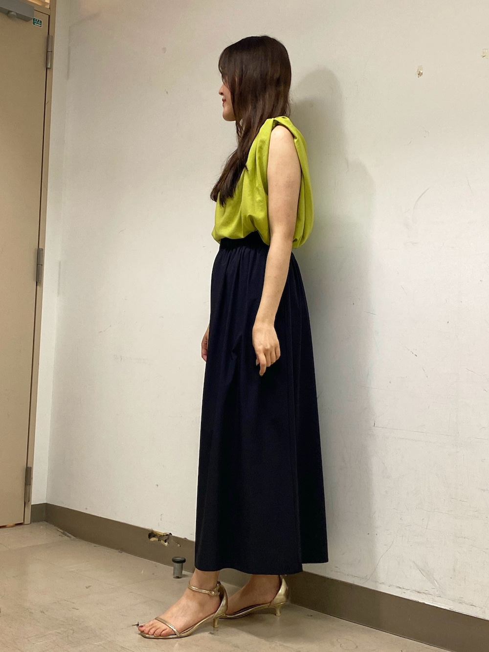 「テーマパークコーデ、フェススタイル、休日スタイル、大人かわいい、リラックススタイル、シンプル、楽チンコーデ、海、海コーデ、スカート、スカートスタイル、フレアスカート、黒スカート、オトナカワイイ、オトナカジュアル」｜「NOLLEY’Sのライトジョーゼットねじりブラウス（シャツ/ブラウス、イエロー系）」を使った、Mihoさん（レディース・159cm）の夏コーディネートの2枚目の写真