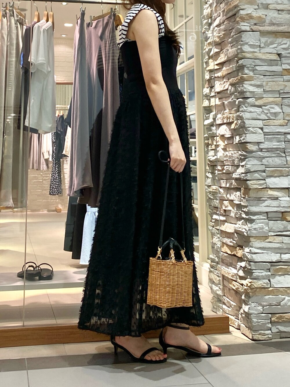 「モノトーン、雨の日コーデ、ワンピース、スカートスタイル、スカート、大人可愛い、オトナカジュアル、オトナ女子、ジャガード、黒スカート、きれいめカジュアル、おしゃれさんと繋がりたい、春夏コーデ、ノースリーブ、シンプルコーデ」｜「NOLLEY’Sのストラップサンダル（サンダル、シルバー系）」を使った、Mihoさん（レディース・159cm）の夏コーディネートの2枚目の写真