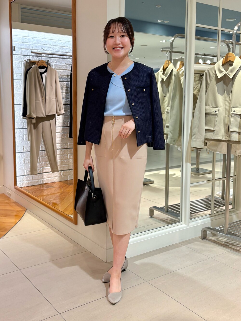 「春めき満開コーデ、ニット、五分袖ニット、春色、お出かけスタイル、大人かわいい、オフィスカジュアル、オフィススタイル、ジャケット、ジャケットコーデ、お仕事コーデ、お仕事スタイル、キレイめコーデ、通勤コーデ、春ニット」｜「NOLLEY’Sのひねり金具付きワンハンドルバッグ【WEB STAFF守屋☆別注アイテム】（ショルダーバッグ、イエロー系）」を使った、Mihoさん（レディース・159cm）の春コーディネートの5枚目の写真