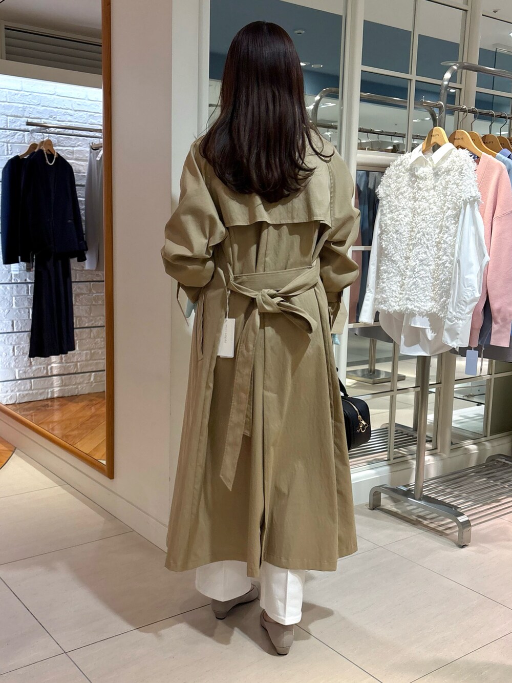 「トレンチコート、トレンチ、ブラウス、ブラウスコーデ、白デニム、デニムパンツ、きれいめコーディネート、大人女子、デニムコーデ、きれいめカジュアル、キレイめカジュアル、おでかけコーデ、レディースファッション、大人かわいい、オトナカワイイ」｜「Rie Millerの【RM denim】センタープレスハイウエストデニム（デニムパンツ、ホワイト系）」を使った、Mihoさん（レディース・159cm）の春コーディネートの5枚目の写真
