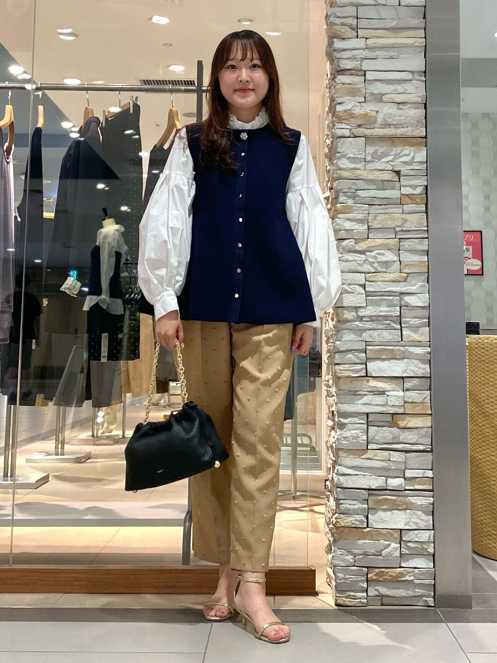 「お出かけコーデ、シャツスタイル、秋服準備はじめました、今日のコーデ、おしゃれさんと繋がりたい、大人コーデ、ブラウス、秋服コーデ、パンツコーデ、ベスト、オトナ女子、トレンド、きれいめカジュアル、テーパードパンツ、セレモニー」｜「NOLLEY’Sの◇【WEB限定カラーあり】ストラップサンダル（サンダル、ホワイト系）」を使った、Mihoさん（レディース・159cm）の夏コーディネートの4枚目の写真
