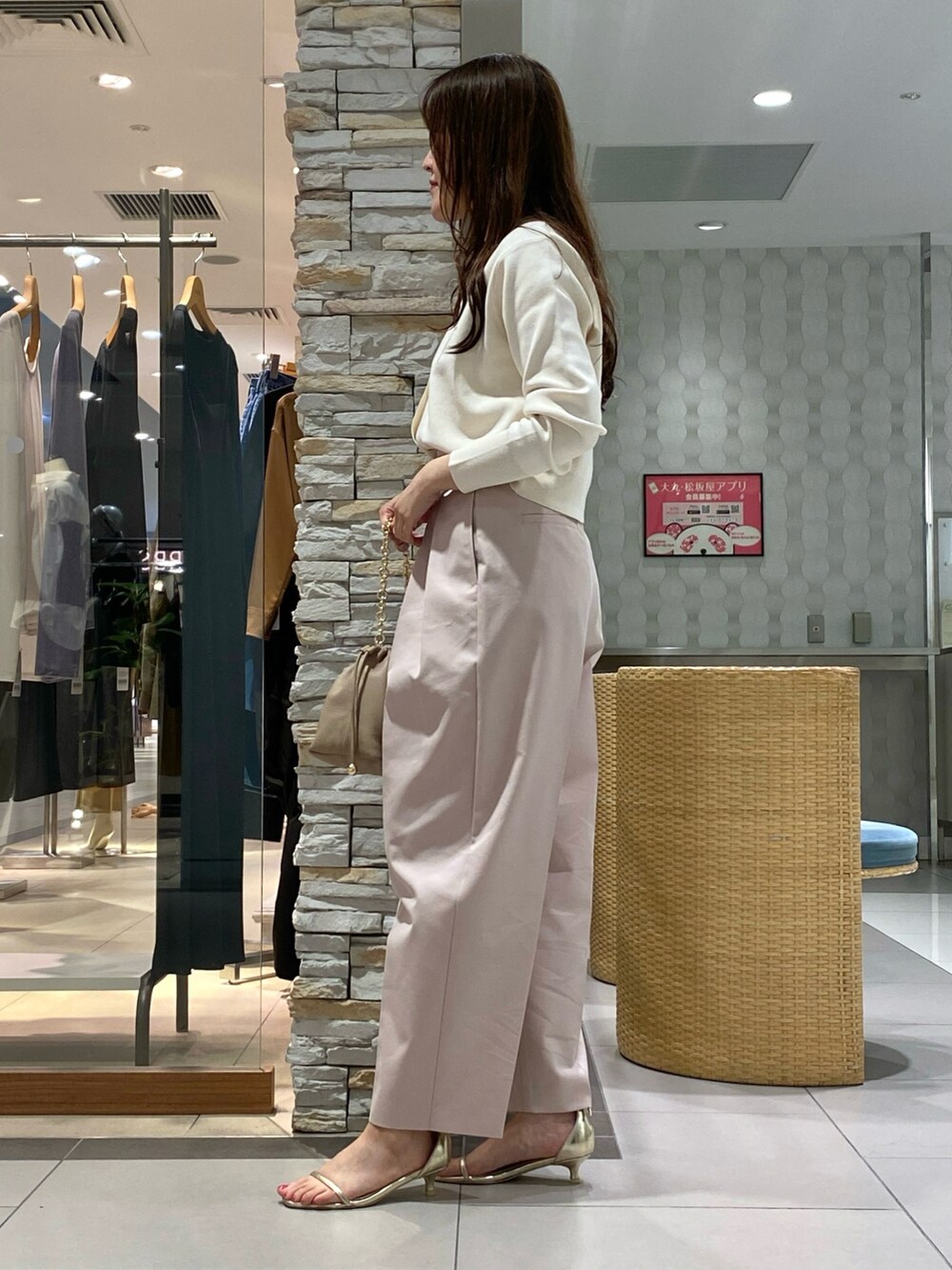「夏コーデ、アキコーデ、秋コーデ、パンツスタイル、ワイドテーパードパンツ、きれいめカジュアル、ワイトパンツ、ピンク、ピンクコーデ、カーディガン、ショート丈トップス、おでかけコーデ、大人女子、秋先取りコーデ、カーディガンコーデ」｜「NOLLEY’S Sophiのウォッシャブルツイルワイドテーパードパンツ（その他パンツ、ピンク系）」を使った、Mihoさん（レディース・159cm）の夏コーディネートの2枚目の写真