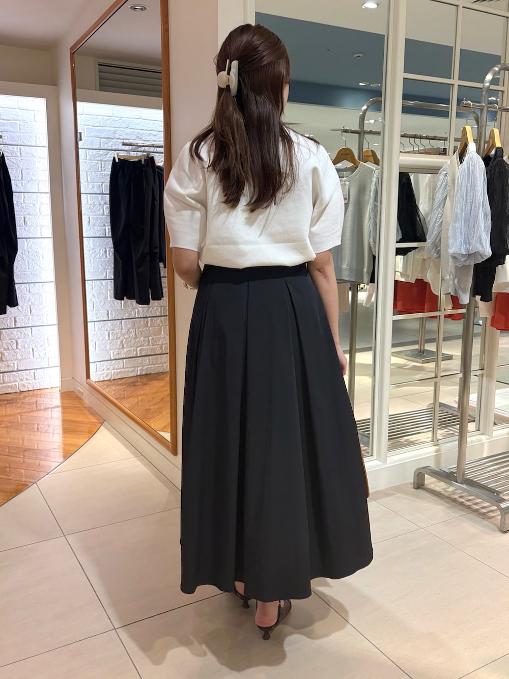 「夏ルックで気分アップ、オトナ女子、きれいめカジュアル、きれいめ、スカート、スカートスタイル、フレアスカート、ニット、サマーニット、大人女子、大人かわいい、モノトーン、モノトーンコーデ、おしゃれさんと繋がりたい、着回しコーデ」｜「NOLLEY’S Sophiの《手洗い可能》チュールフラワー付きフォルムプルオーバーニット（ニット/セーター、ホワイト系）」を使った、Mihoさん（レディース・159cm）の夏コーディネートの2枚目の写真