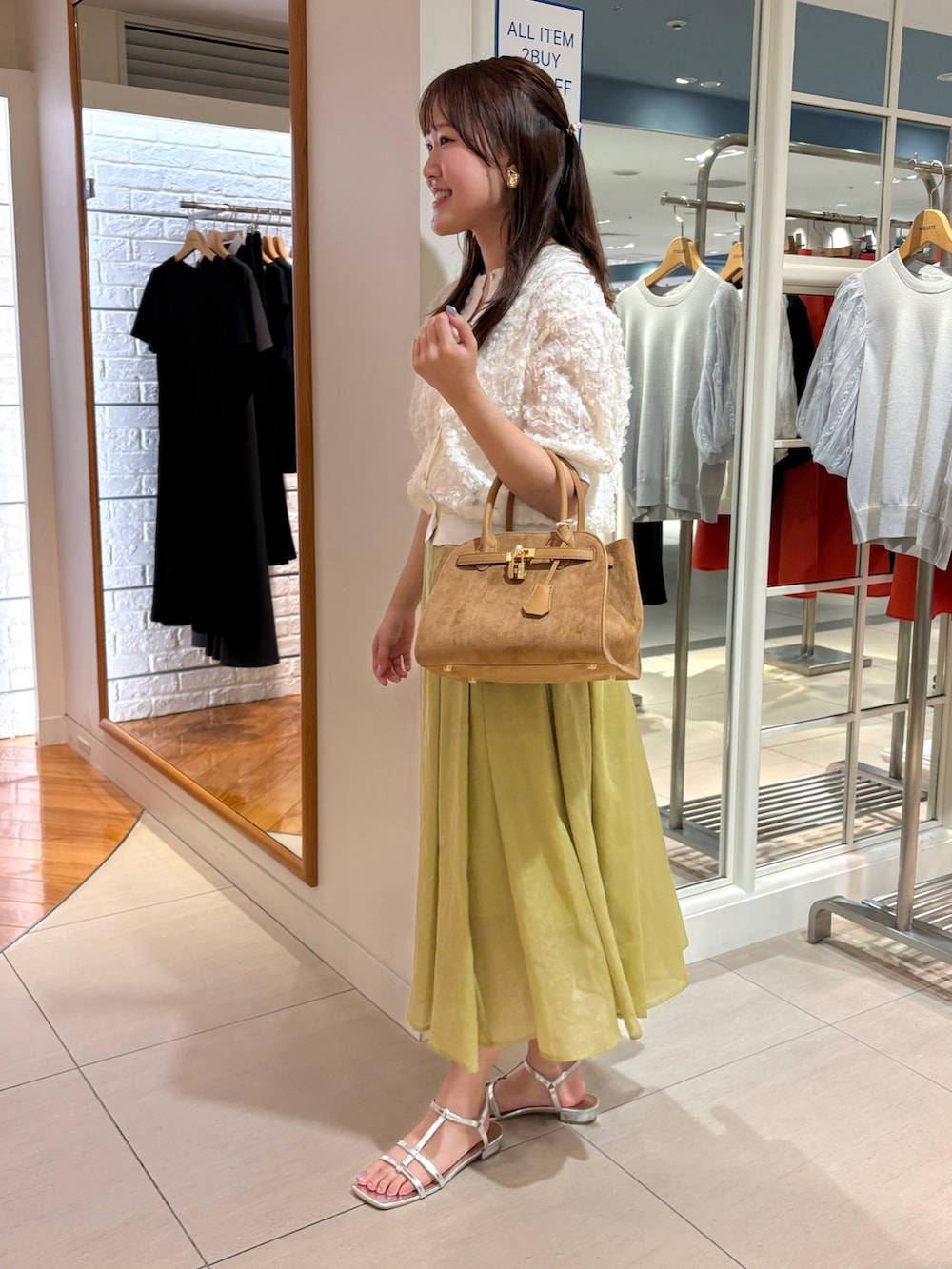 「夏ルックで気分アップ、フレアスカート、スカート、スカートスタイル、スカートコーデ、カーディガン、白カーディガン、お出かけコーデ、きれいめカジュアル、きれいめコーディネート、大人コーデ、大人カジュアル、大人かわいい、着回しコーデ、シアースカート」｜「NOLLEY’Sのシアーチンツタックスカート（スカート、グリーン系）」を使った、Mihoさん（レディース・159cm）の夏コーディネートの3枚目の写真