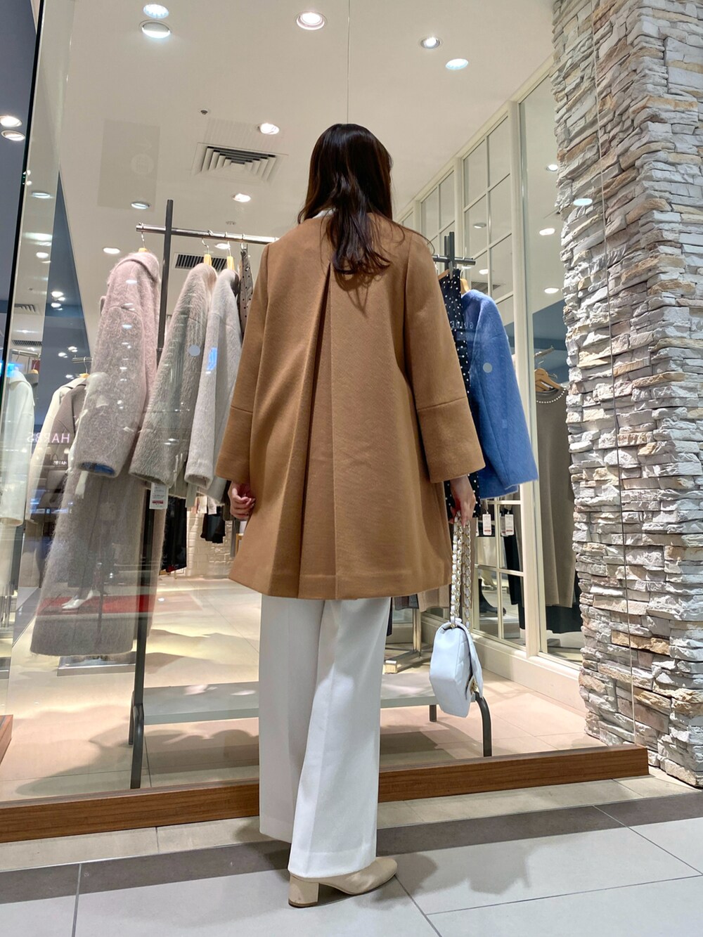 「シンプル、冬ファッション、冬服、きれいめカジュアル、大人女子、オトナ女子、コート、コートスタイル、ワイドパンツ、パンツスタイル、パンツコーデ、淡色コーデ、淡色女子、淡色、オトナカワイイ」｜「NOLLEY’Sのカシミヤ混ノーカラーチェンジ釦コート（その他アウター、イエロー系）」を使った、Mihoさん（レディース・159cm）の冬コーディネートの5枚目の写真