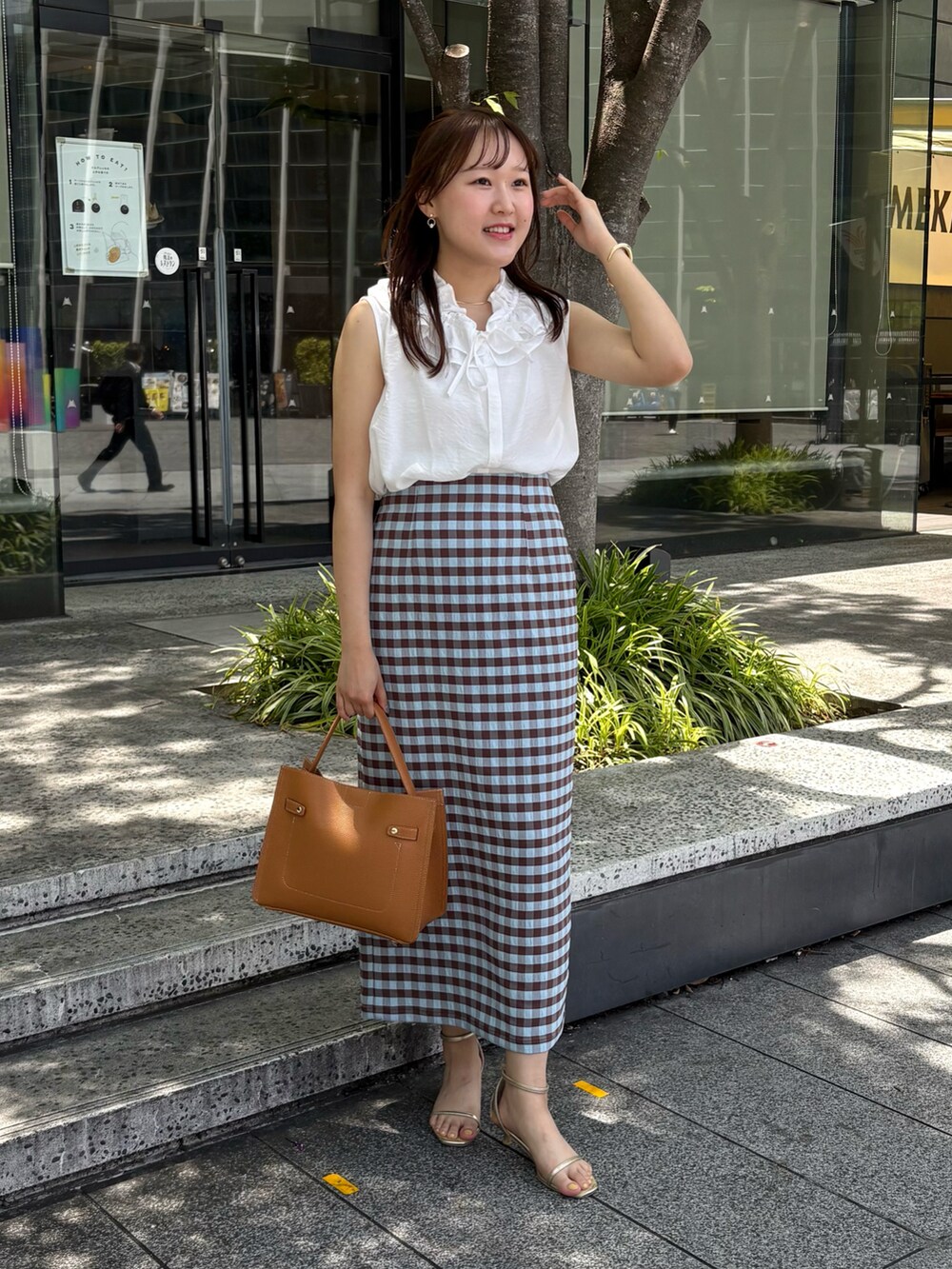 「サンダル、大人カジュアルコーデ、オトナカワイイ、大人コーデ、タイトスカート、ギンガムチェック、タイトシルエット、ブラウス、夏ファッション、夏コーデ、オトナ女子、きれいめカジュアル、キレイめ、オフィスカジュアル、デートコーデ」｜「NOLLEY’S Sophiのギンガムチェックロングタイトスカート（スカート、ブラウン系）」を使った、Mihoさん（レディース・159cm）の夏コーディネートの4枚目の写真