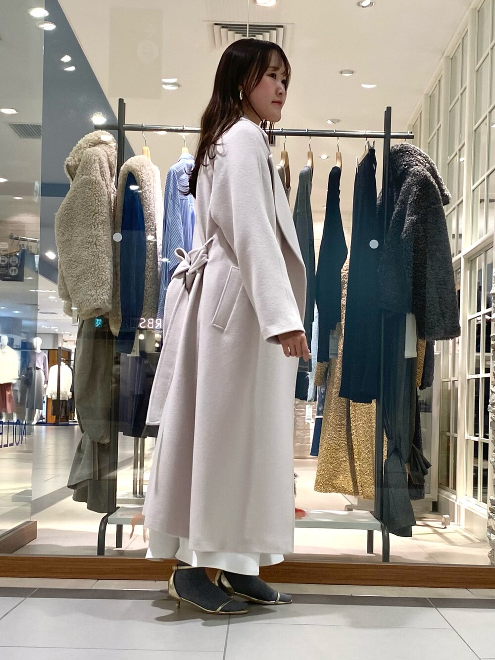 「冬コーデ、ホワイトコーデ、クリスマスに着たい服、マイベストコーデ2024、きれいめカジュアル、ニット、デートスタイル(WOMEN)、淡色コーデ、淡色女子、ナロースカート、スカートスタイル、スカート、オトナ女子、休日スタイル、秋冬」|「NOLLEY’Sのアシメワンハンドル2wayバッグ(ショルダーバッグ、イエロー系)」を使った、Mihoさん(レディース・159cm)の冬コーディネートの3枚目の写真