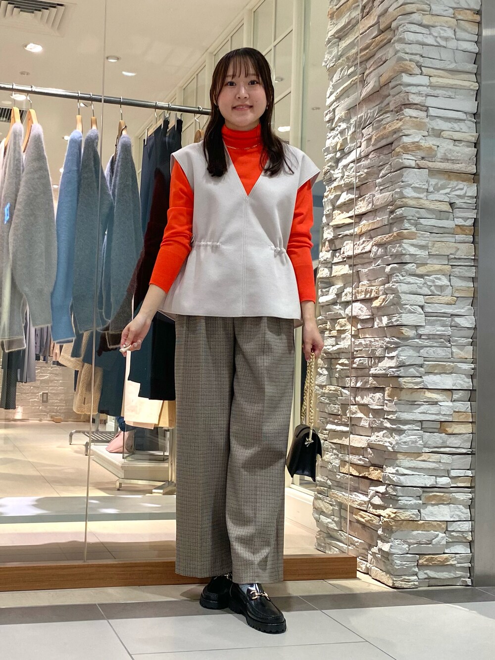 「テーマパークコーデ、ベスト、秋服コーデ、休日スタイル、大人女子、秋色、パンツスタイル、チェックパンツ、ワイトパンツ、秋のコーデ、冬コーデ、ベストコーデ、おでかけコーデ、紅葉、お仕事コーデ」|「NOLLEY’Sの《セットアップ対応》ストレッチツイルワイドパンツ(その他パンツ、ブラウン系)」を使った、Mihoさん(レディース・159cm)の秋コーディネートの2枚目の写真