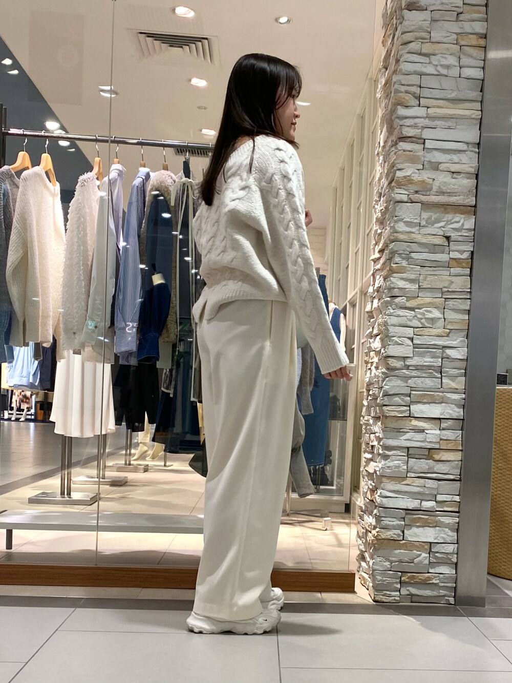 「休日スタイル、楽チンコーデ、冬服コーデ、ホワイトコーデ、ホワイトパンツ、ニット、ケーブルニット、スニーカー、スニーカーコーデ、大人女子、パンツスタイル、オトナ女子、オトナカワイイ、冬、今日のコーデ」｜「NOLLEY’Sのウォッシャブル裏起毛イージーワイドパンツ（その他パンツ、グレー系）」を使った、Mihoさん（レディース・159cm）の冬コーディネートの4枚目の写真