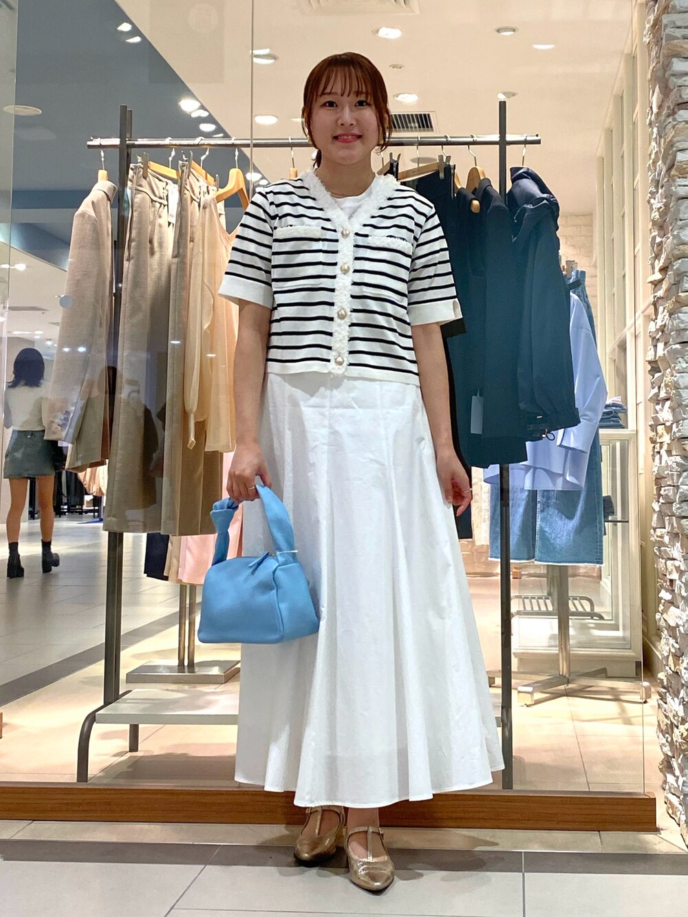 「春服コーデ、オトナカジュアル、マリン、マリンコーデ、マリンスタイル、大人かわいい、シンプルコーデ、ボーダー、きれいめカジュアル、夏コーデ、夏、ワントーンコーデ、春コーデ、大人女子、フラットシューズ」｜「NOLLEY’Sのワンハンドルムスビバッグ（ショルダーバッグ、イエロー系）」を使った、Mihoさん（レディース・159cm）の春コーディネートの2枚目の写真