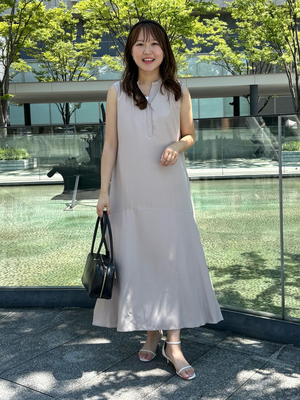 「夏ルックで気分アップ、ワンピース、ワンピーススタイル、おでかけコーデ、きれいめコーデ、お出かけコーデ、お出かけスタイル、旅行コーデ、シャツワンピ、きれいめカジュアル、大人コーデ、大人カジュアル、大人かわいい、ワントーンコーデ、大人女子」｜「NOLLEY’Sの横長スクエアボストンバッグ（ボストンバッグ、レッド系）」を使った、Mihoさん（レディース・159cm）の夏コーディネートの5枚目の写真