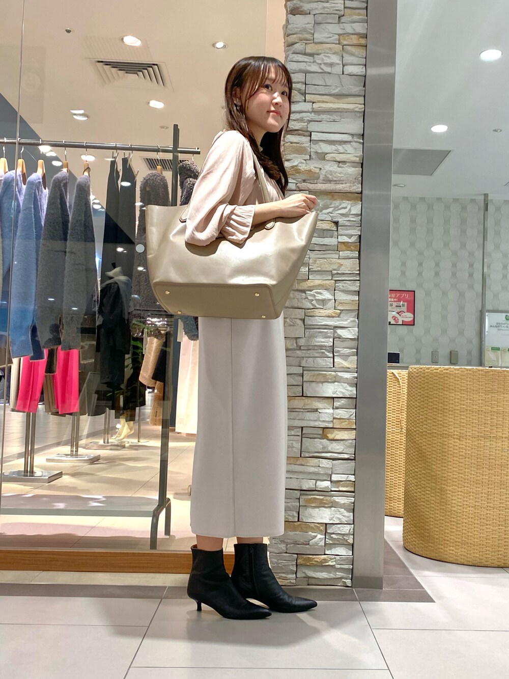 「淡色コーデ、オフィスカジュアル、オフィススタイル、お仕事コーデ、お仕事スタイル、通勤スタイル、オトナカワイイ、きれいめカジュアル、通勤コーデ、通勤、秋服コーデ、おでかけコーデ、タイトスカート、スカートスタイル、淡色女子」｜「NOLLEY’Sのビッグトートバッグ（ショルダーバッグ、ベージュ系）」を使った、Mihoさん（レディース・159cm）の秋コーディネートの5枚目の写真