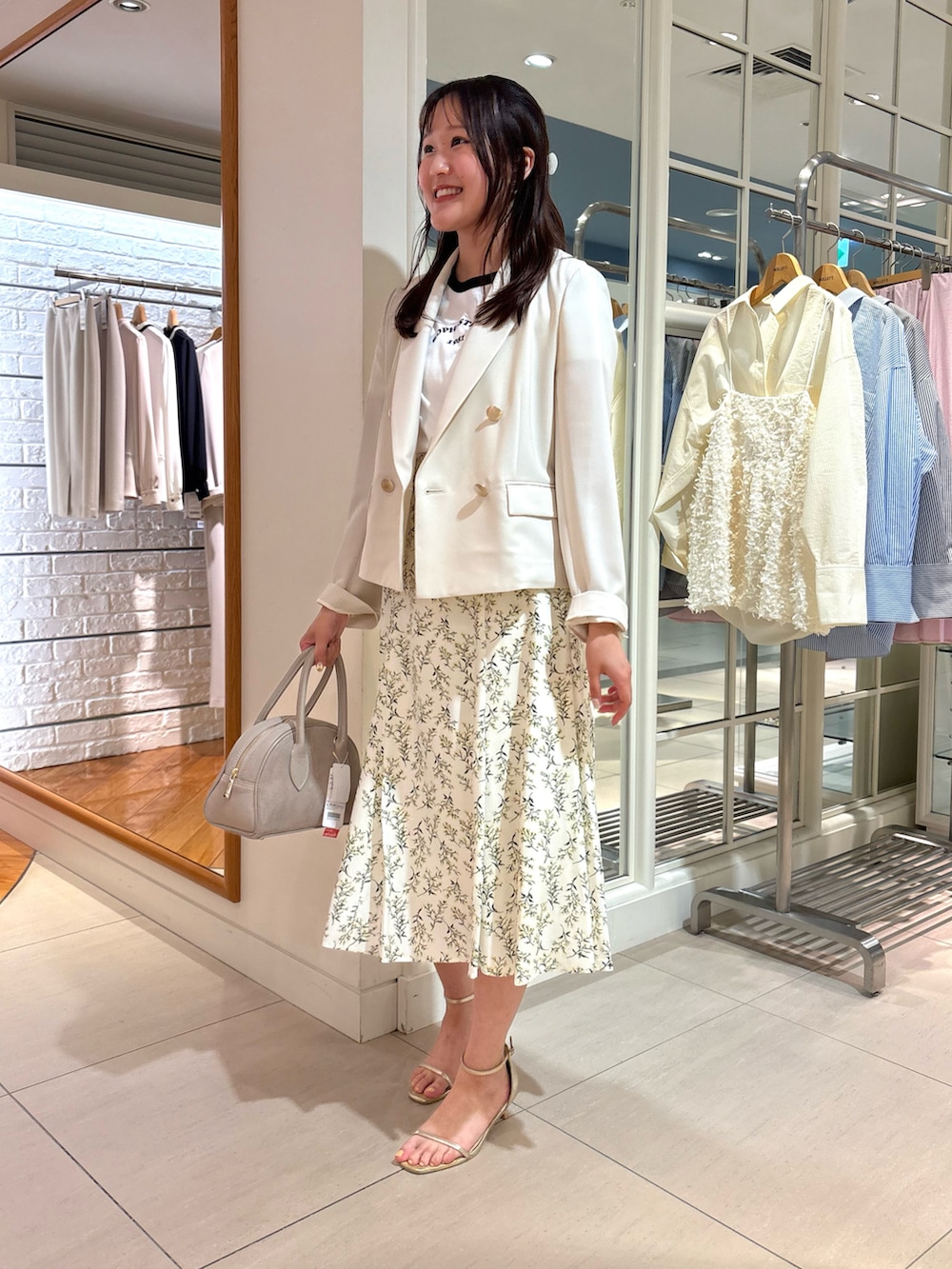 「スカート、スカートスタイル、Tシャツ、ジャケット、ジャケットスタイル、ジャケットコーデ、フレアスカート、花柄スカート、ワントーン、ワントーンコーデ、ホワイトコーデ、大人かわいい、お仕事コーデ、オフィスカジュアル、オフィスコーデ」｜「NOLLEY’S Sophiのミモザプリントフレアスカート（スカート、ホワイト系）」を使った、Mihoさん（レディース・159cm）の春コーディネートの5枚目の写真