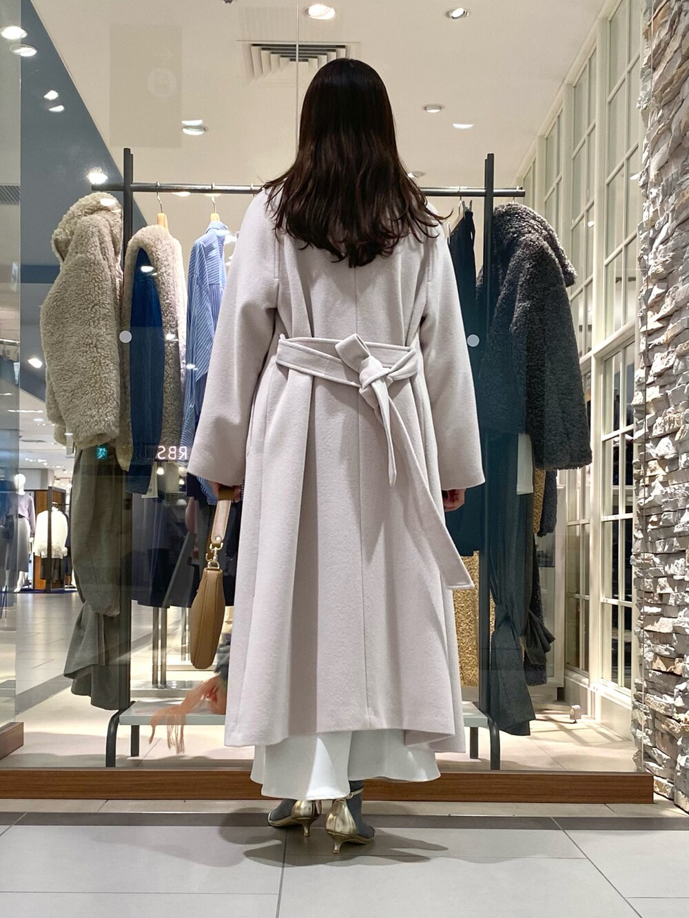 「冬コーデ、ホワイトコーデ、クリスマスに着たい服、マイベストコーデ2024、きれいめカジュアル、ニット、デートスタイル(WOMEN)、淡色コーデ、淡色女子、ナロースカート、スカートスタイル、スカート、オトナ女子、休日スタイル、秋冬」|「NOLLEY’Sのアシメワンハンドル2wayバッグ(ショルダーバッグ、イエロー系)」を使った、Mihoさん(レディース・159cm)の冬コーディネートの4枚目の写真