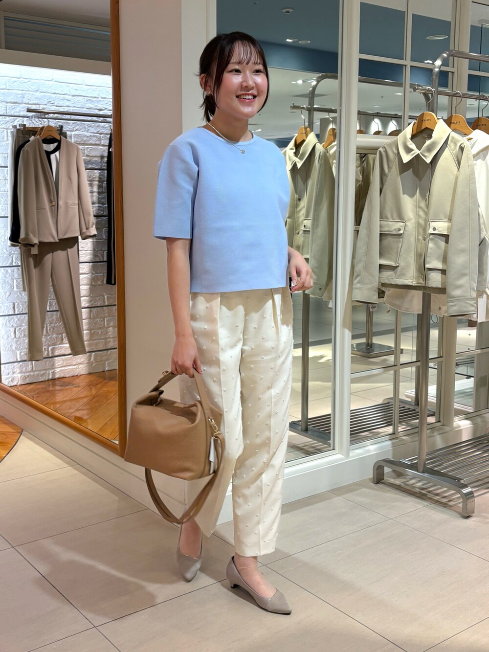 「春めき満開コーデ、春色、お出かけスタイル、お花見コーデ、リラックススタイル、大人かわいい、パンツコーデ、カジュアルガーリー、キレイめコーデ、お花見、春ニット、パンツスタイル、ドット、ブルーコーデ、ブルー x ホワイト」｜「NOLLEY’Sの《セットアップ対応》ウォッシャブルドットツッキリツータックテーパードパンツ（その他パンツ、ホワイト系）」を使った、Mihoさん（レディース・159cm）の春コーディネートの5枚目の写真